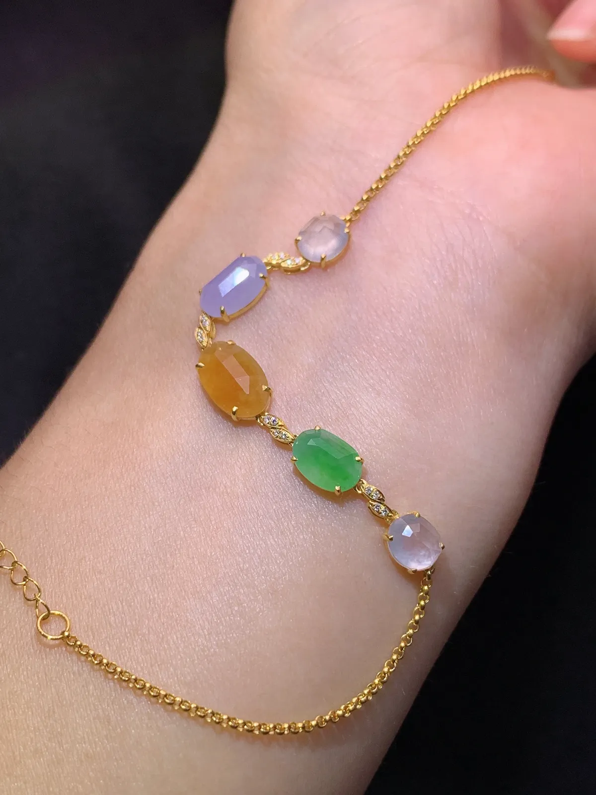 冰种多彩蛋面手链，18k金镶嵌，款式精美，冰润色阳，种水足 尺寸9.6*5.9*2.5