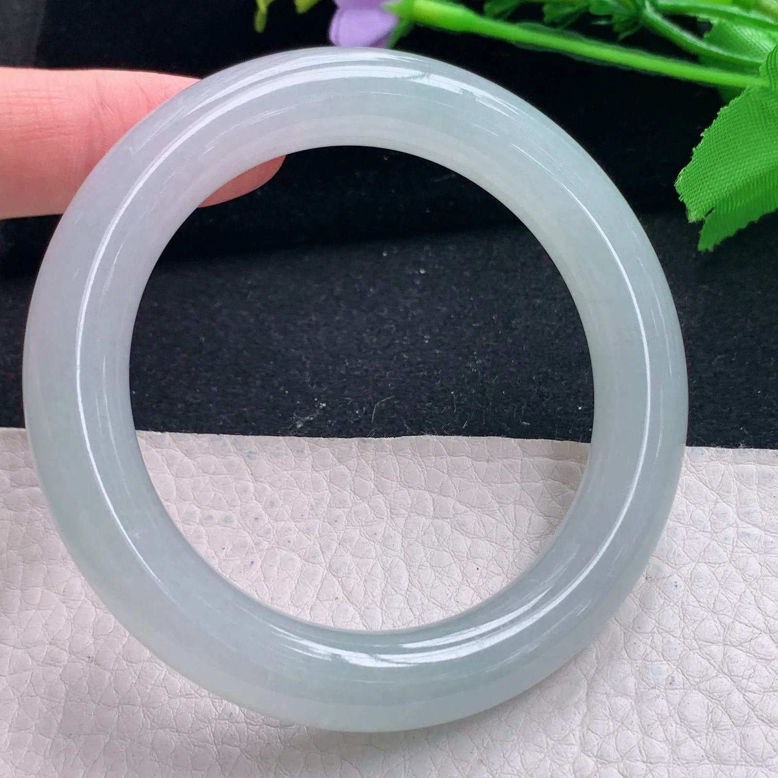 r自然光57*11美人镯 缅甸翡翠a货冰纯浅绿圆条玉手镯 玉手环