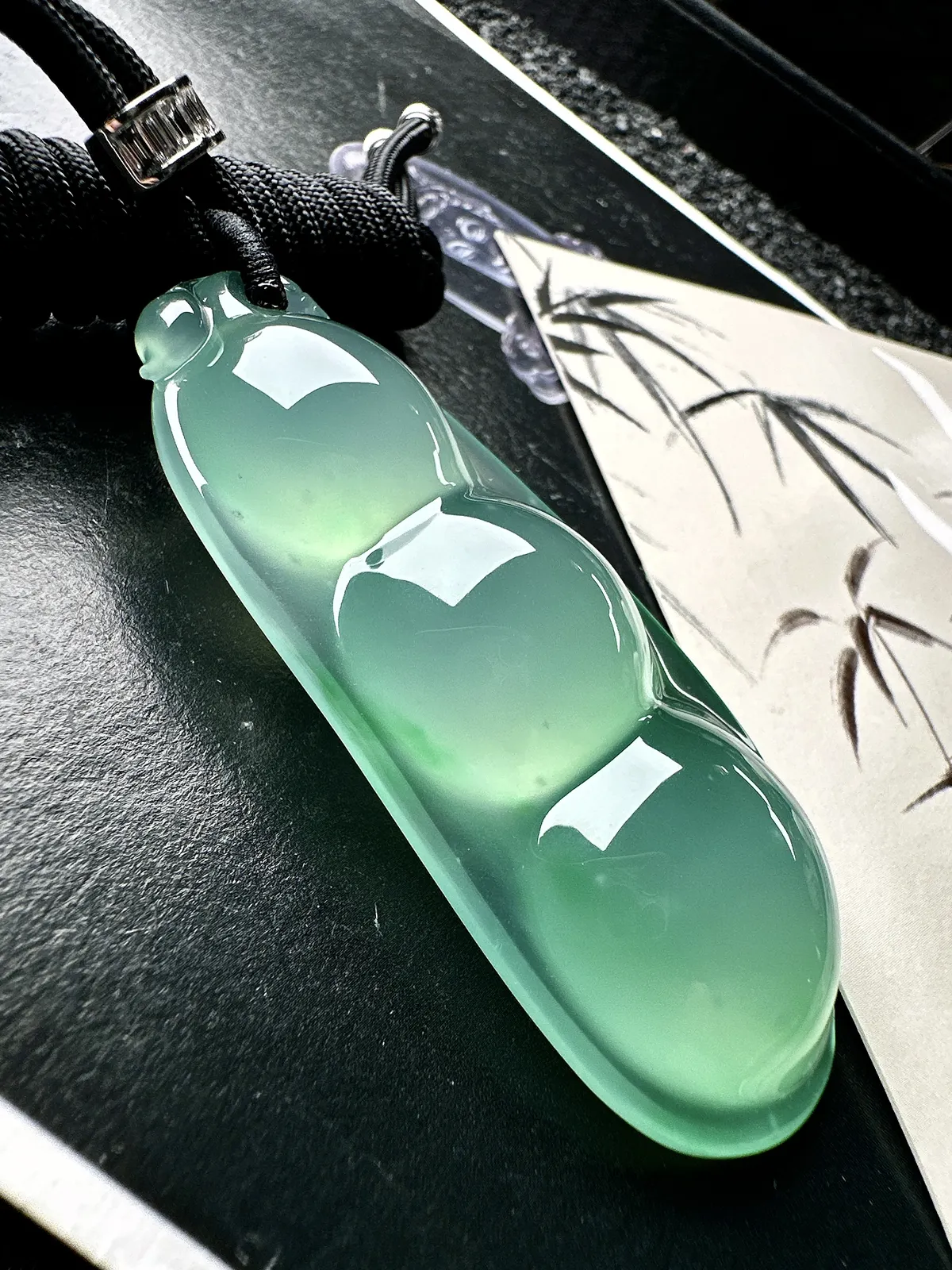 【冰种巨无霸福豆吊坠】飘一抹绿，起钢光，种地上乘，冰感十足，通透起光，饱满圆润，收藏品质