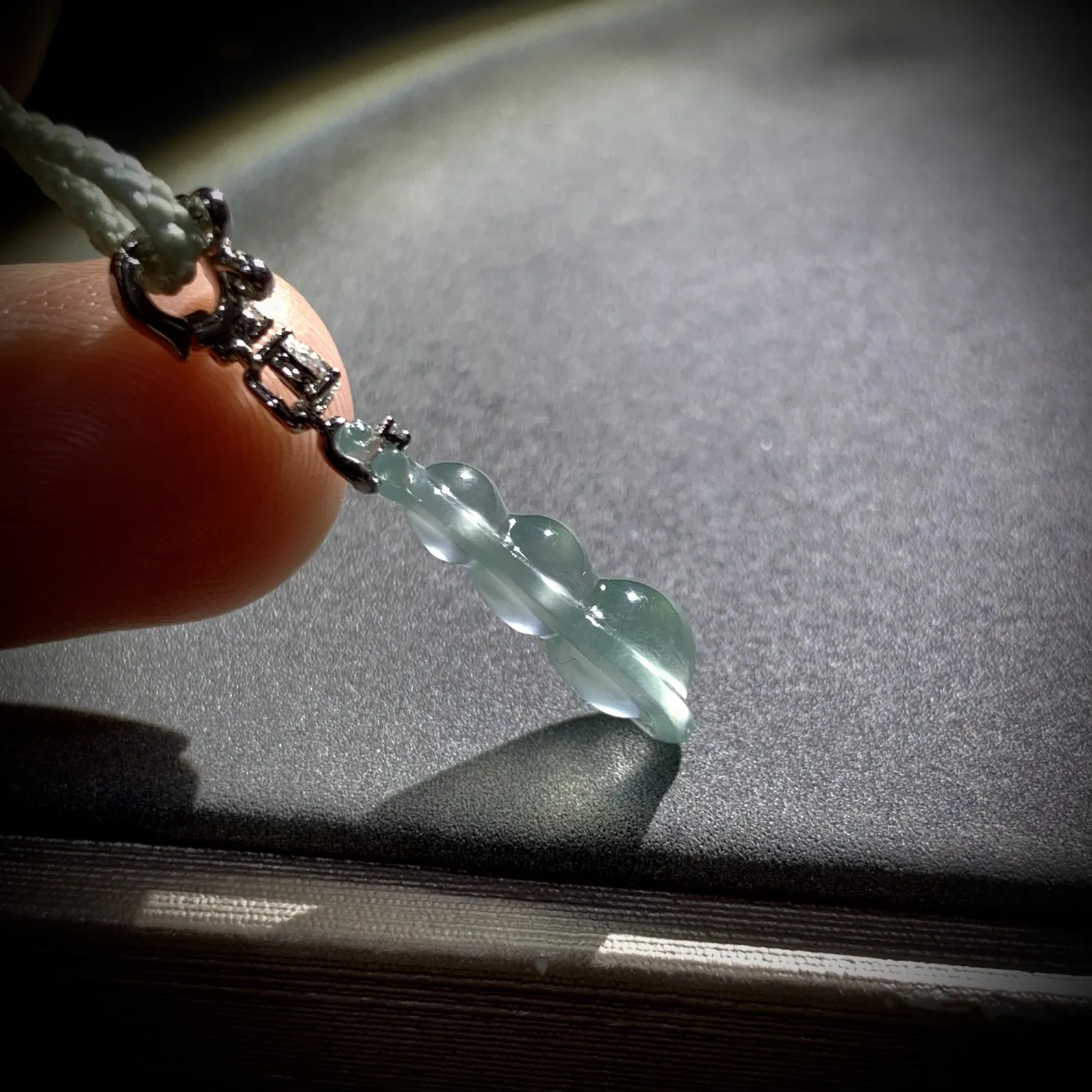 玻璃种精品豆子，
30-裸石19-7.5-5.2mm，
18K金，南非钻，