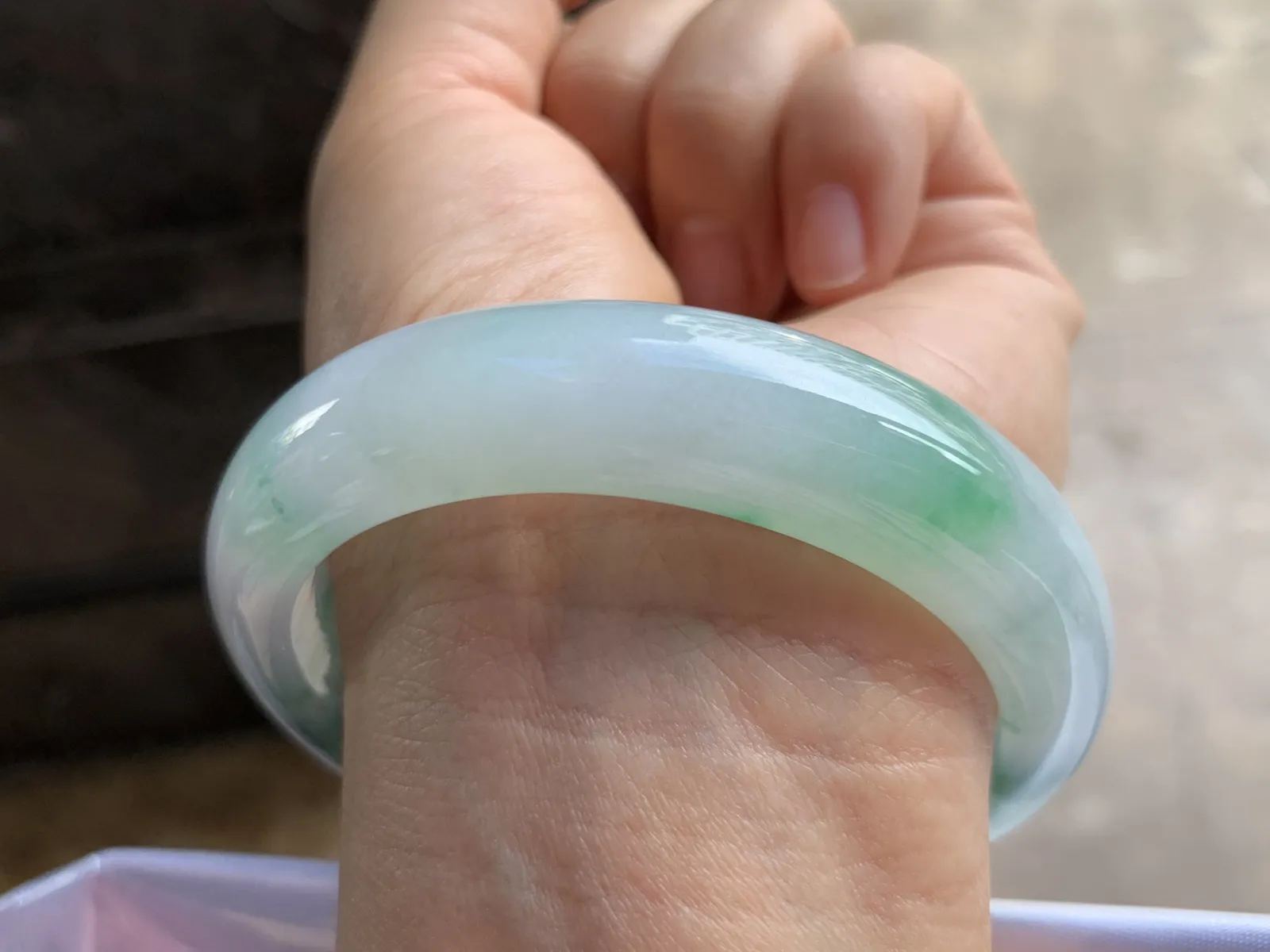 57.5-13.8-8.3mm
糯冰飘花手镯 底子细腻 水润色花