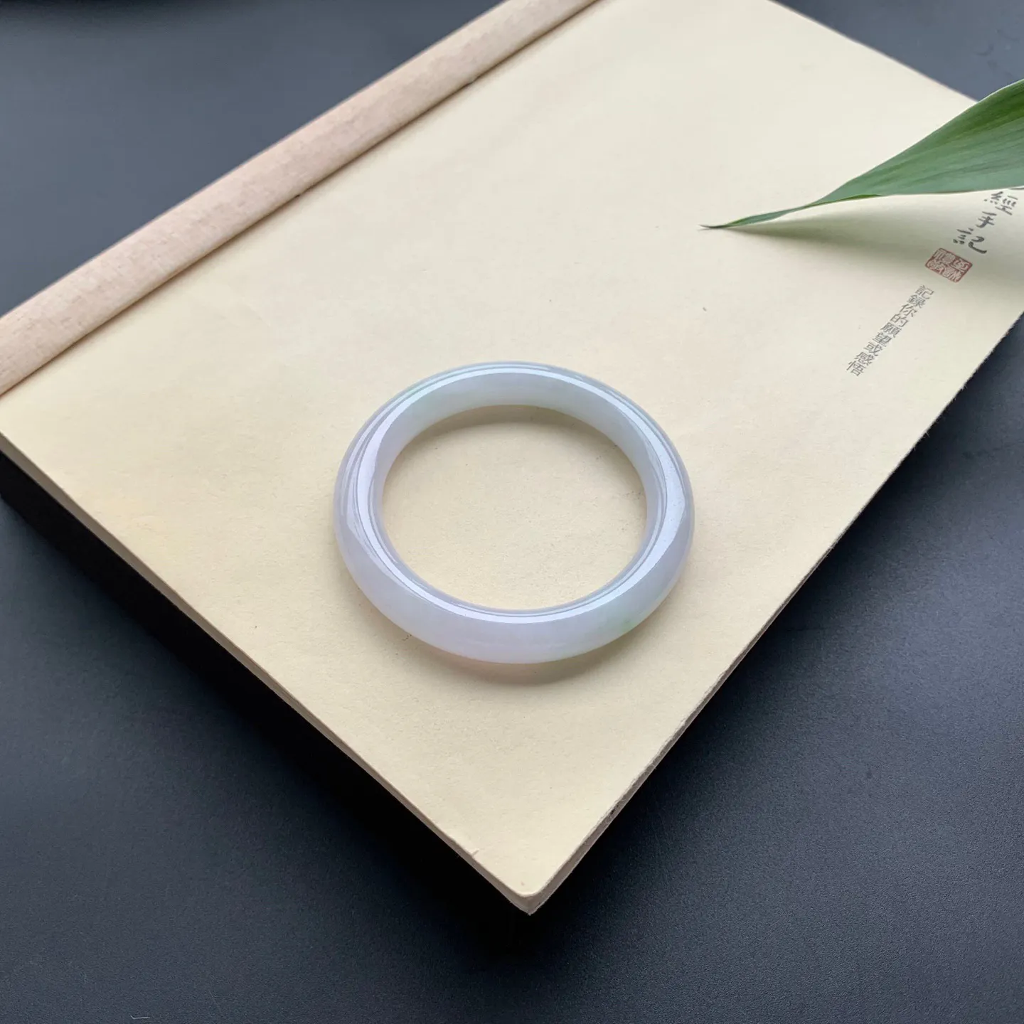 53.8圈口飘绿圆条手镯 尺寸：53.8-9.6，无纹裂，细腻光滑，条形饱满