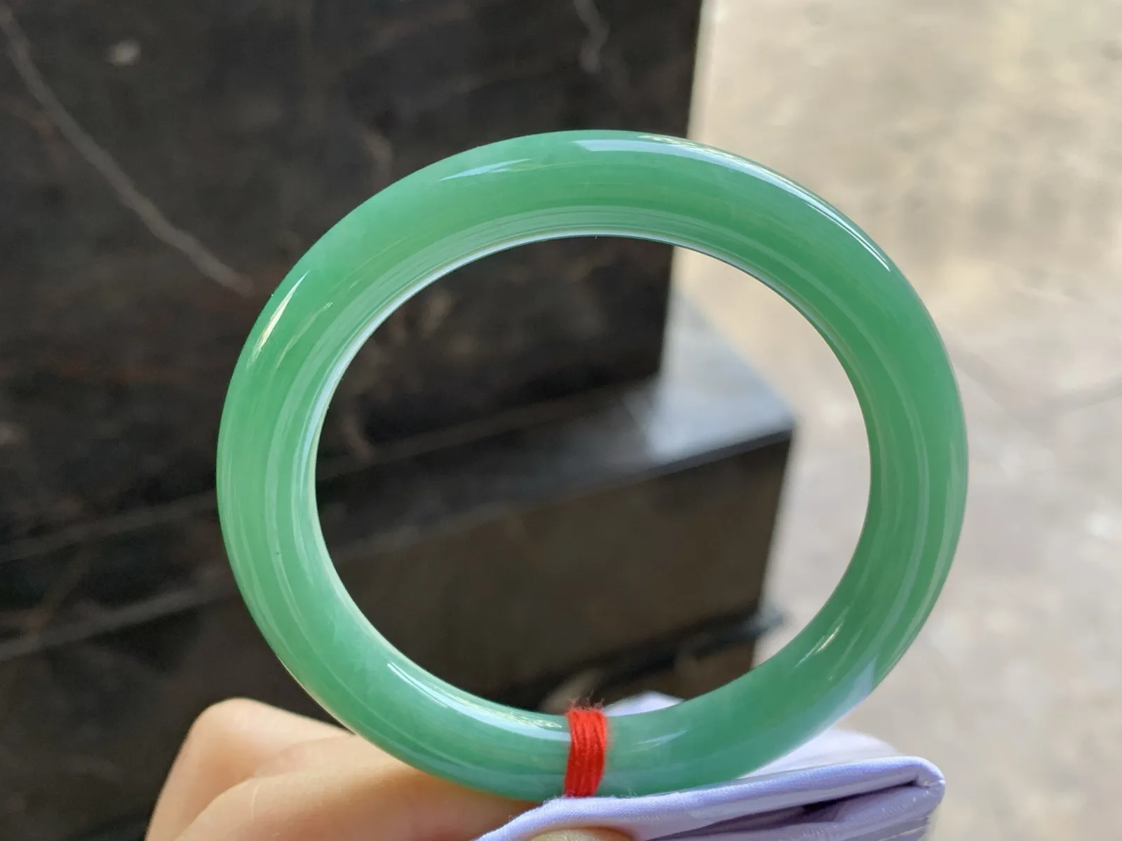 55-10

满色圆条手镯^_^
底子细腻干净～绿色均匀浓郁