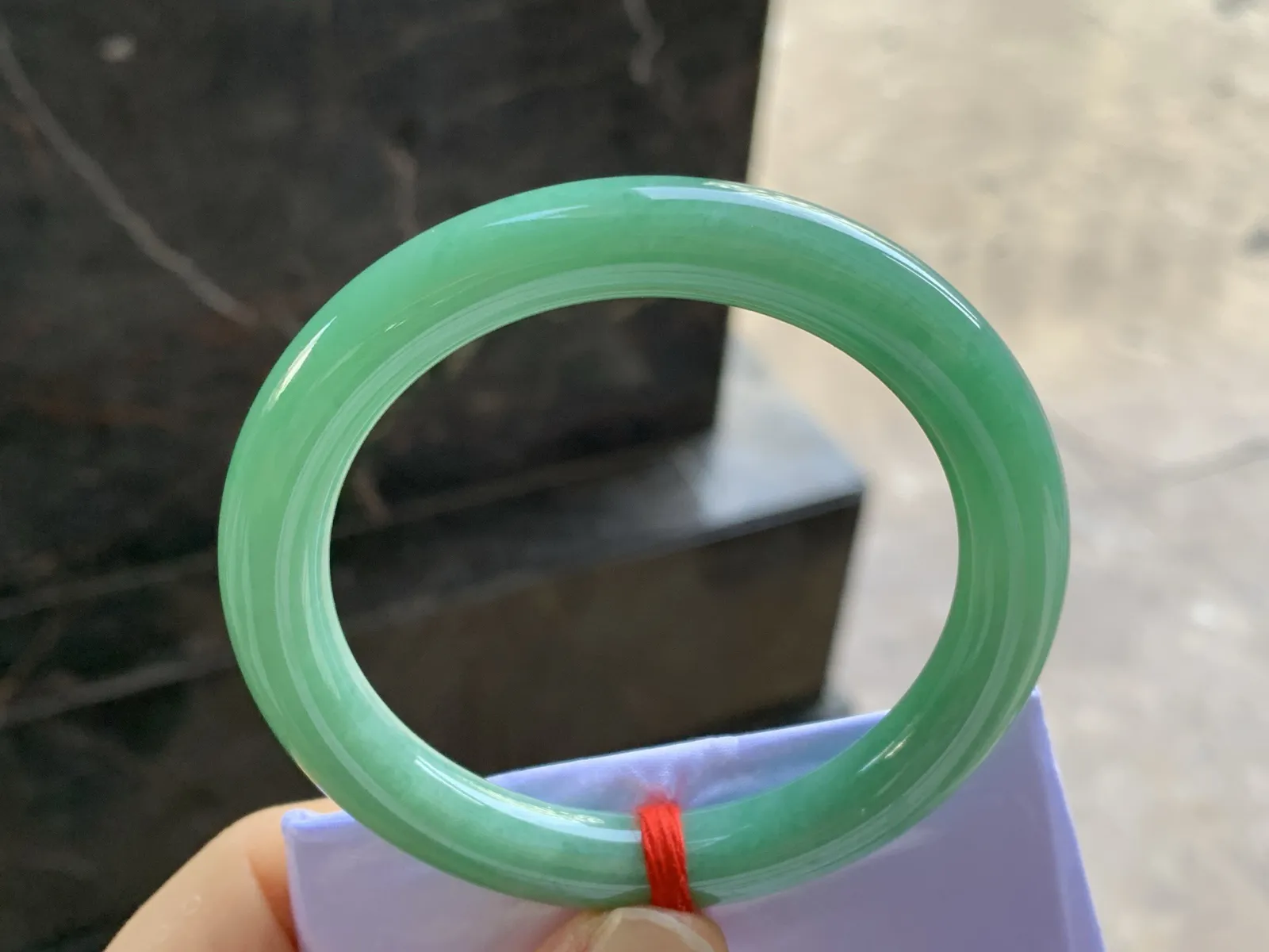 55-10

满色圆条手镯^_^
底子细腻干净～绿色均匀浓郁