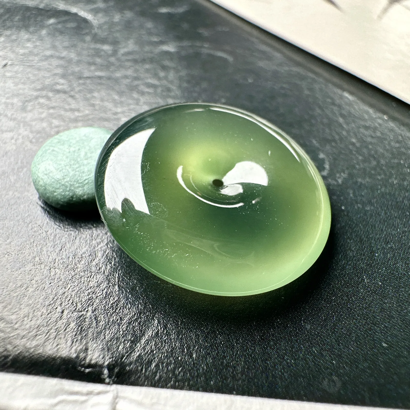 【冰种橄榄绿平安扣】质地细腻，品质很好，冰感十足，胶感明显，收藏品质。