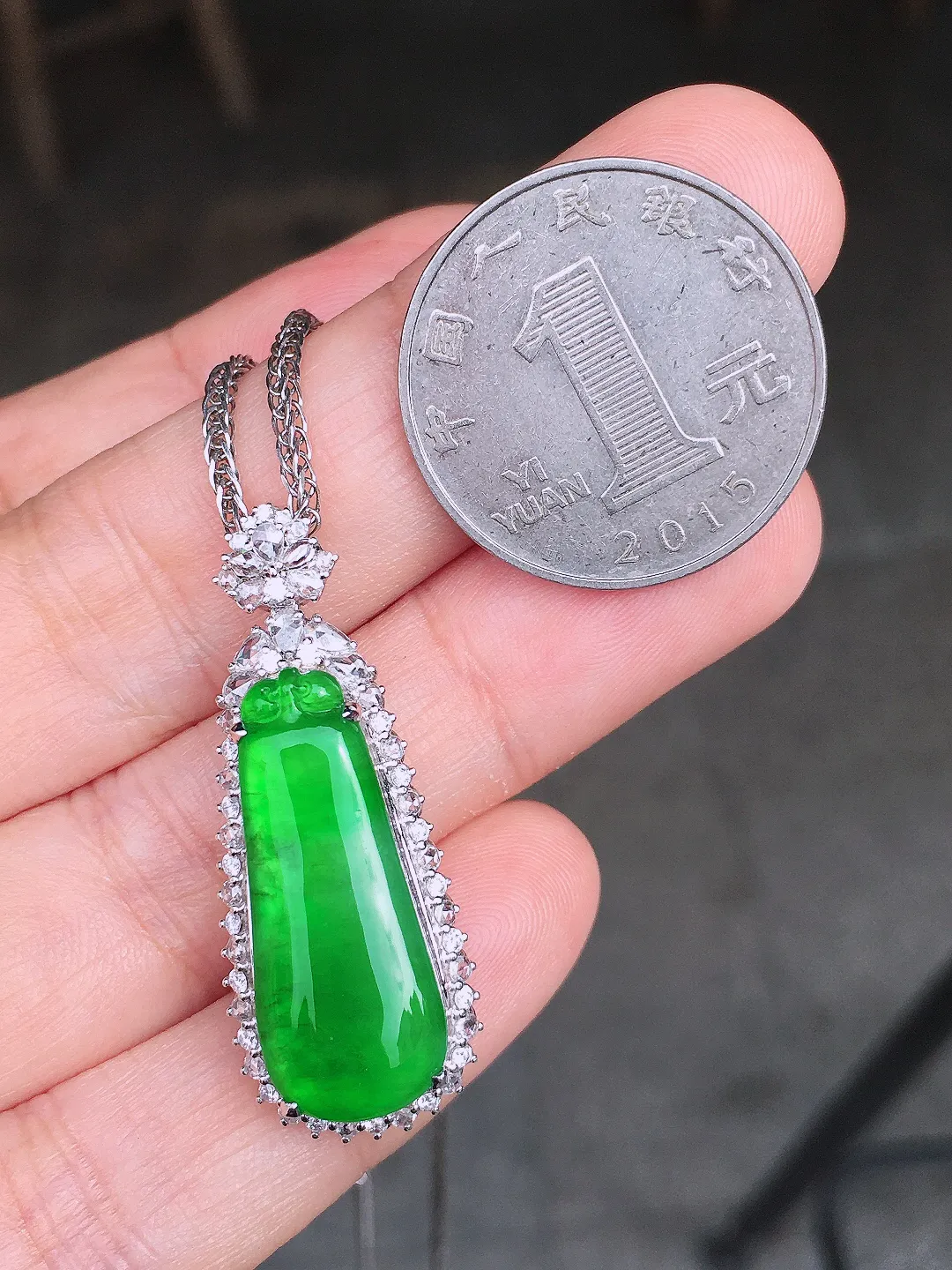 阳绿福瓜吊坠，色泽均匀艳丽，玉质细腻，荧光感超
强，饱满圆润，尽显优雅气质，18k
金豪华镶嵌