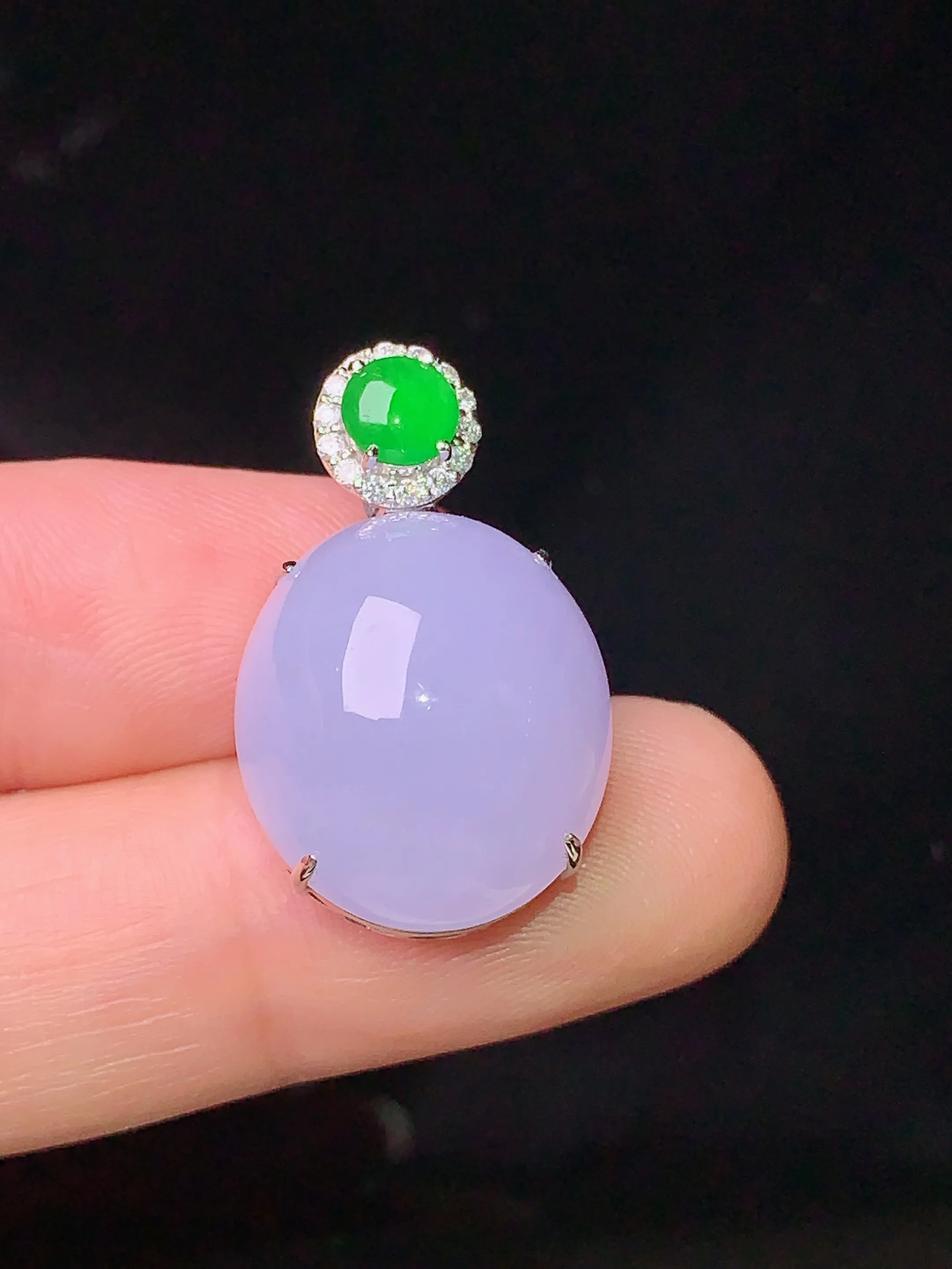 18k金钻镶嵌紫罗兰蛋面吊坠 玉质细腻 色泽清新艳丽 整体尺寸25.3*15.5*11.5