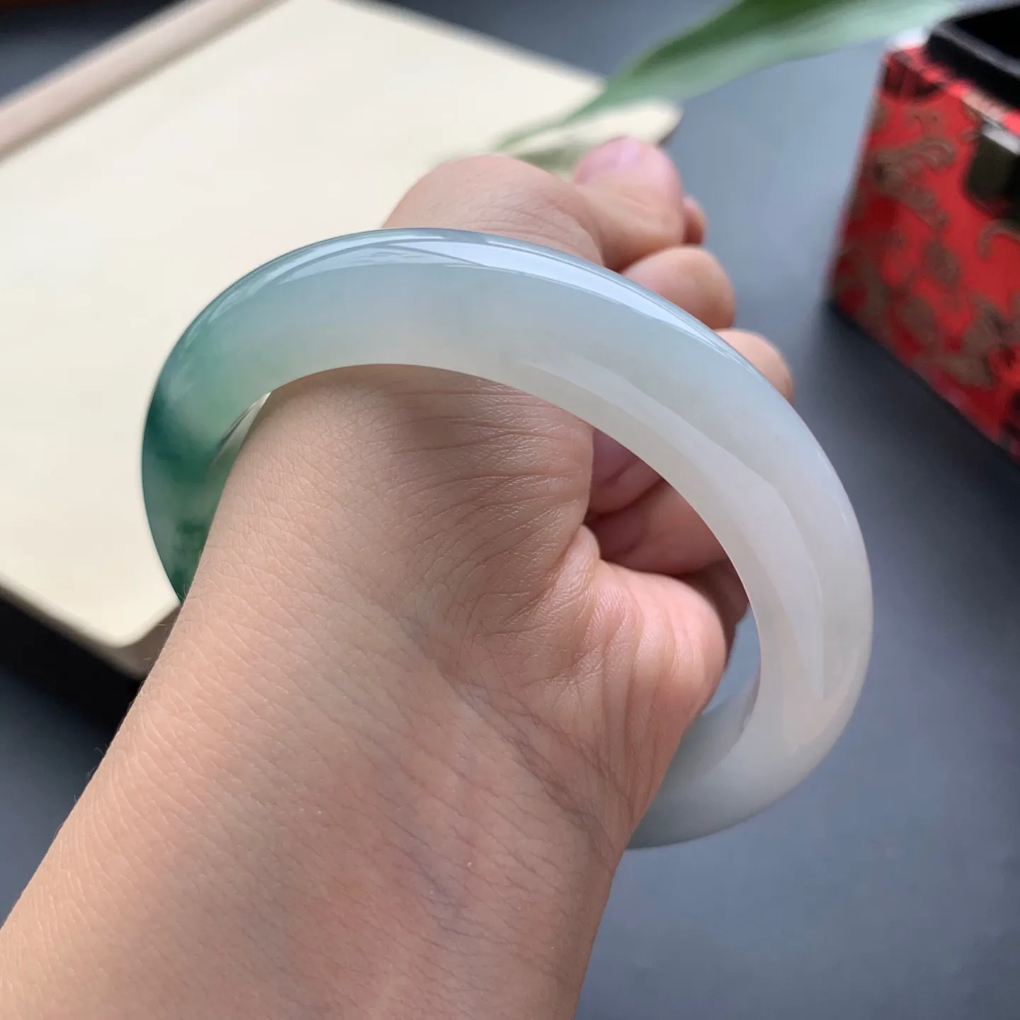 60.2大圈口飘花正圈手镯 尺寸：60.2-12.5-9.6，无纹裂，花色浓郁，版型厚装