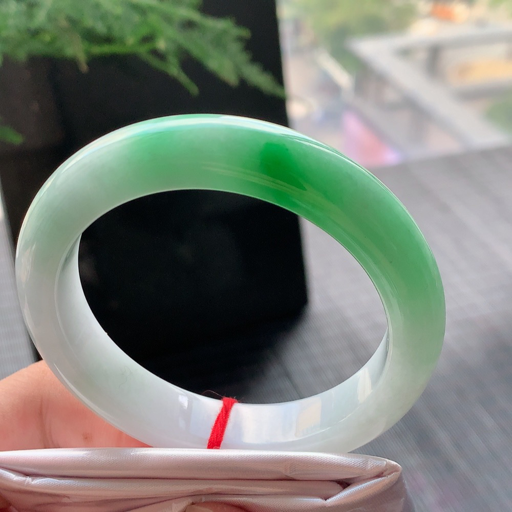 正圈冰糯阳绿 无瑕 尺寸:54.8/12.4/8.9 版型好