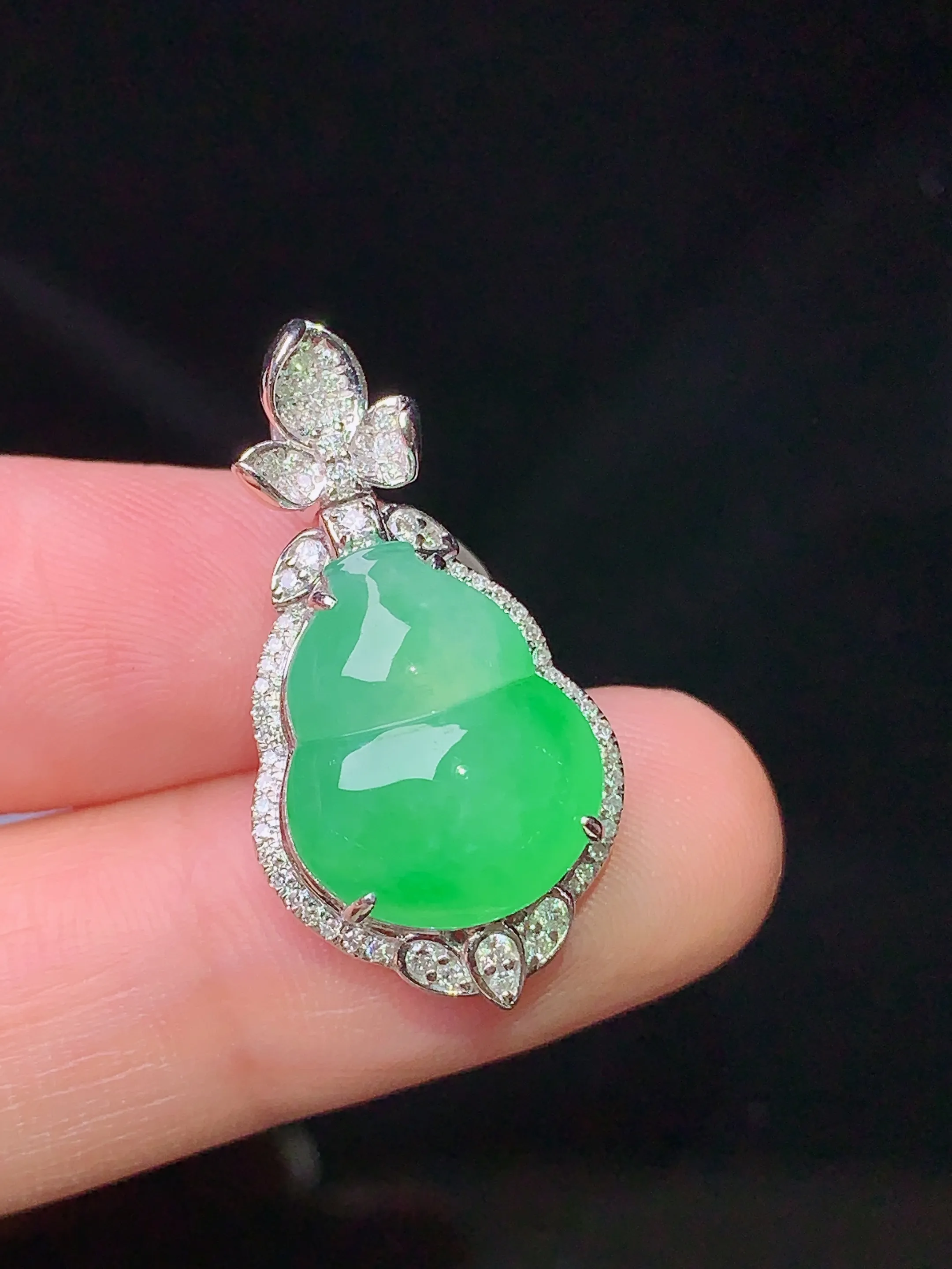 18k金钻镶嵌翠绿葫芦吊坠 玉质细腻 色泽清新艳丽 整体尺寸27.5*14.6*8.9