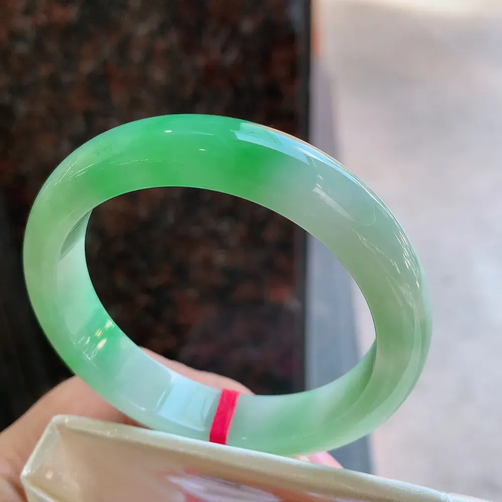 正圈冰糯阳绿 无瑕 尺寸:54.2/12.3/8.1 色好