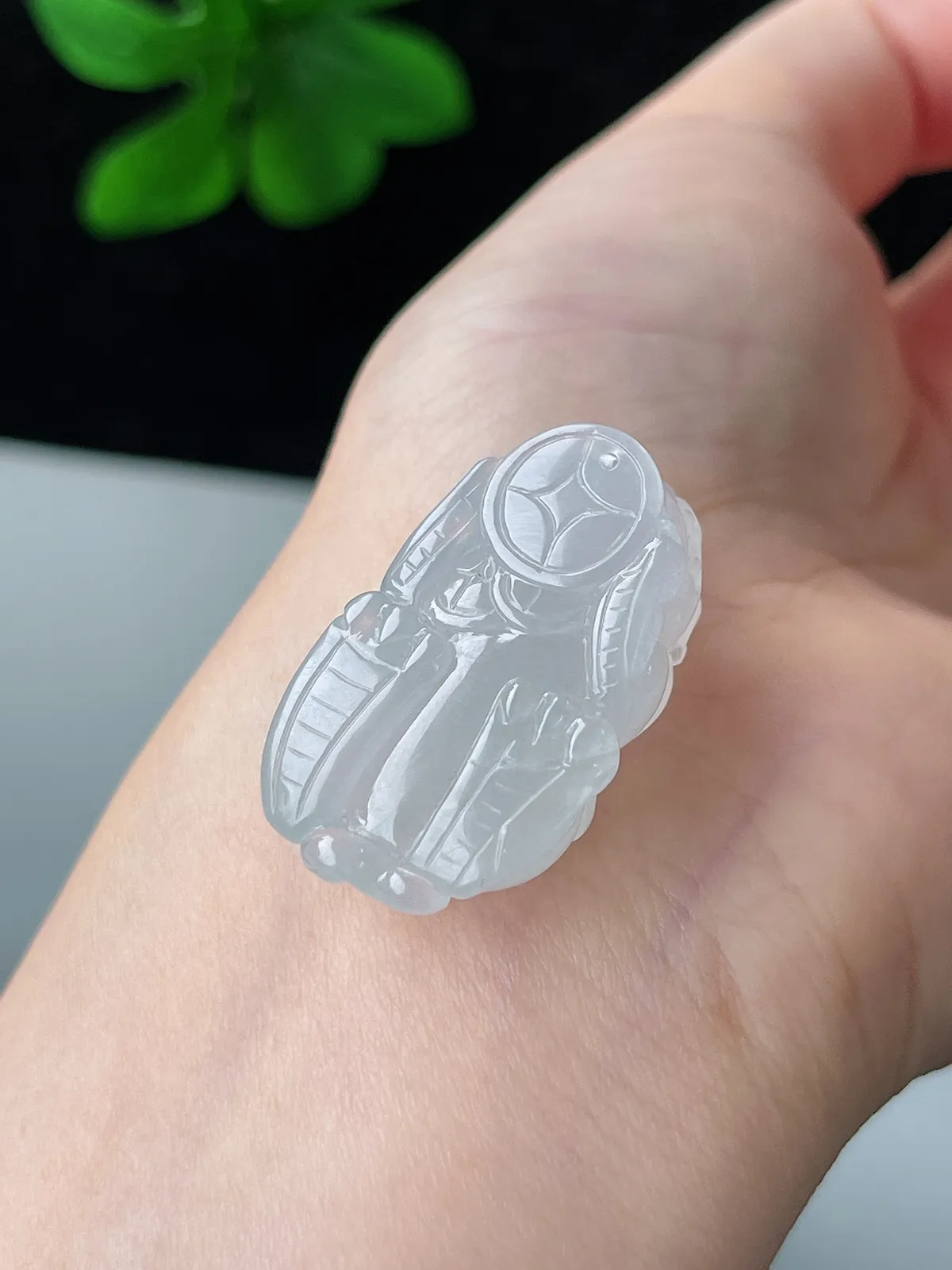 翡翠冰糯种白色貔貅吊坠