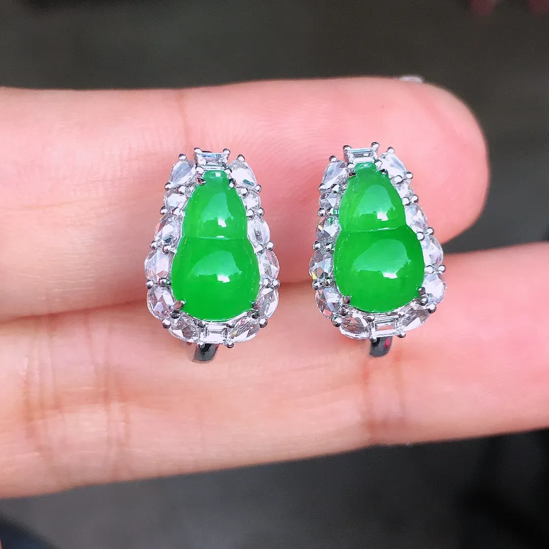 阳绿葫芦耳钉，色泽均匀艳丽，玉质细腻，荧光感超
强，饱满圆润，尽显优雅气质，18k
金豪华镶嵌