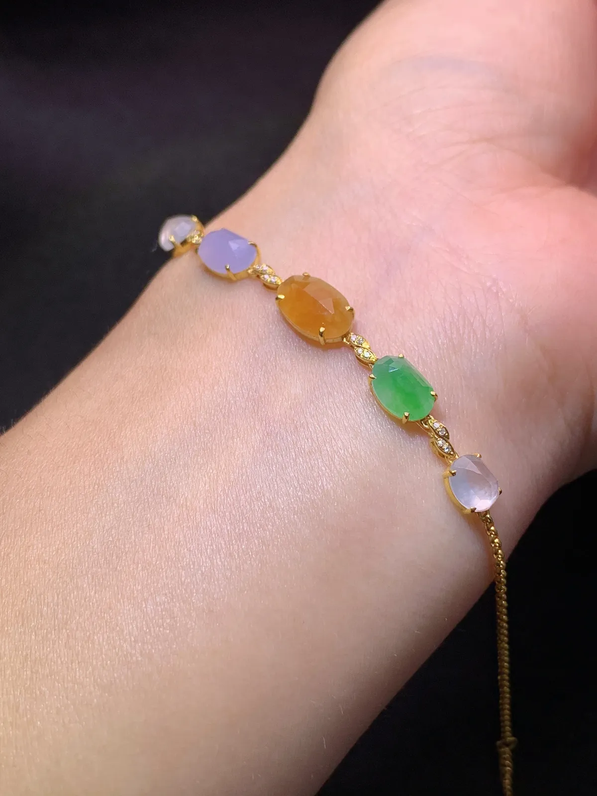 冰种多彩蛋面手链，18k金镶嵌，款式精美，冰润色阳，种水足 尺寸9.6*5.9*2.5