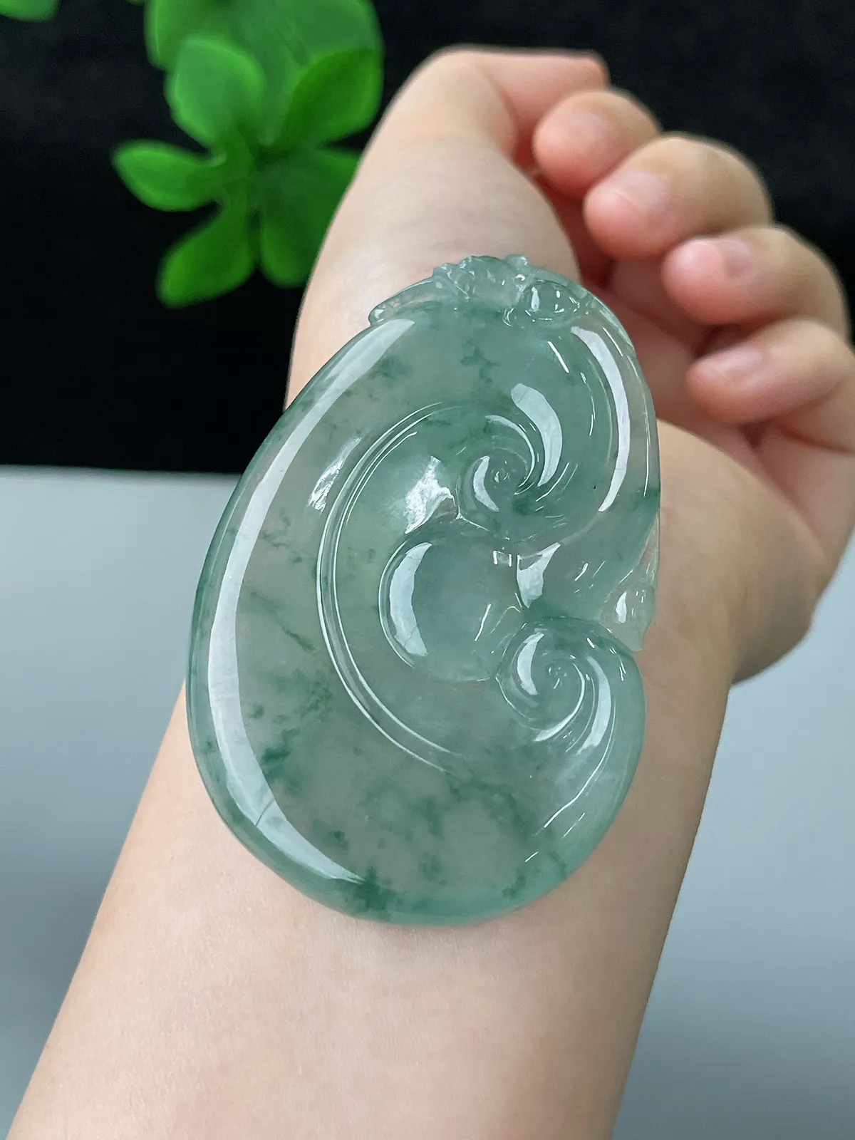 翡翠冰糯种飘花绿色大如意