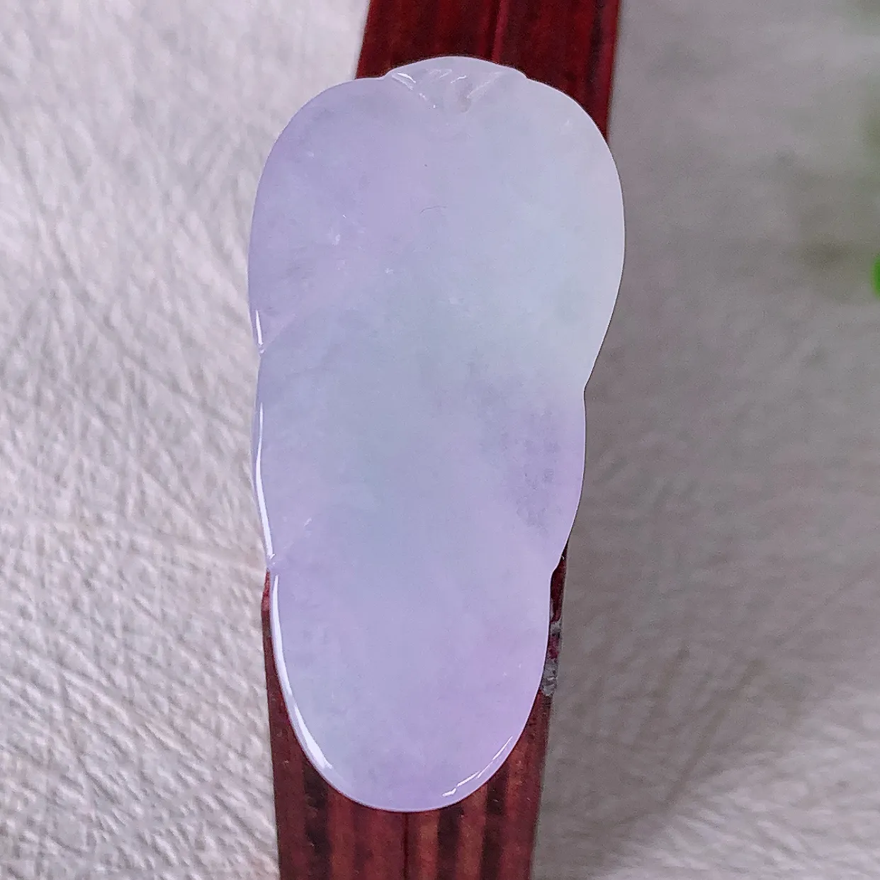 自然光实拍，冰胶水润紫罗兰翡翠叶子吊坠 ，种水足，色泽清新，工艺精湛，叶子寓意美好；金枝玉叶，事业有成。#57.10