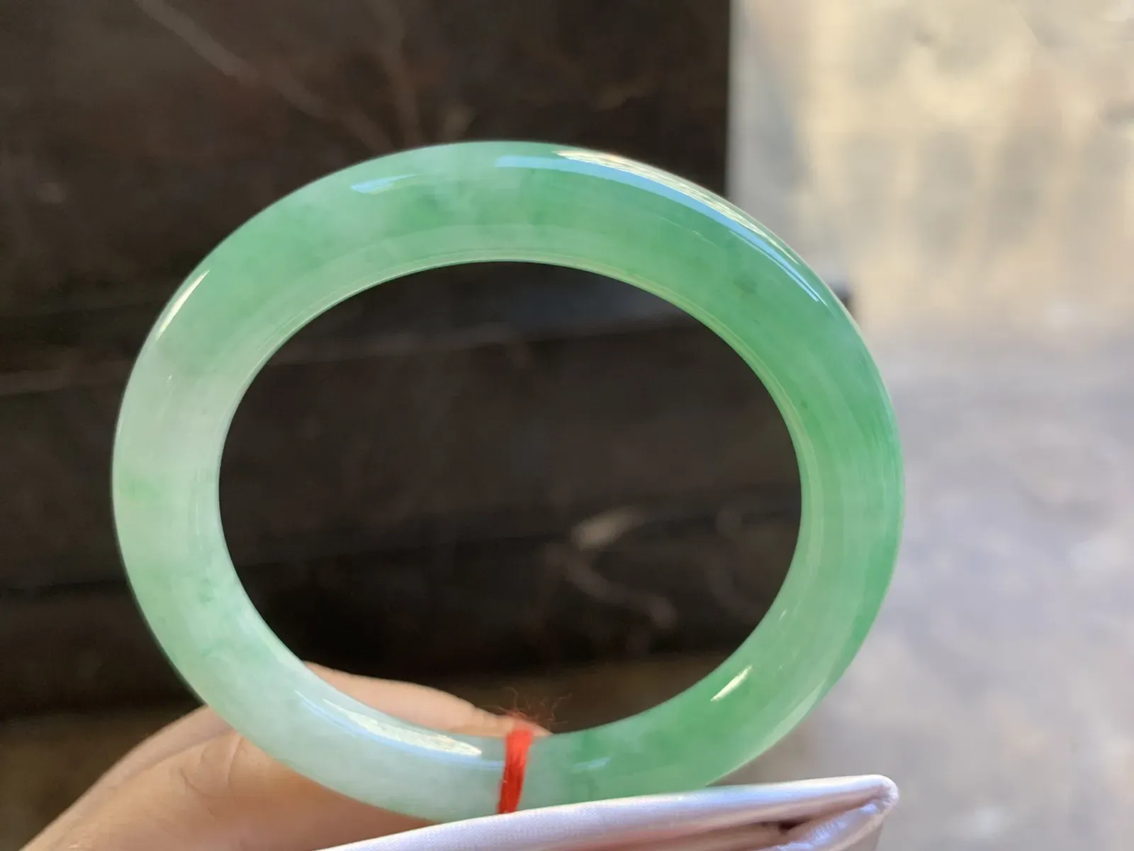 51.5-8.8mm
带色圆条手镯 底子细腻 颜色漂亮 性价比推荐