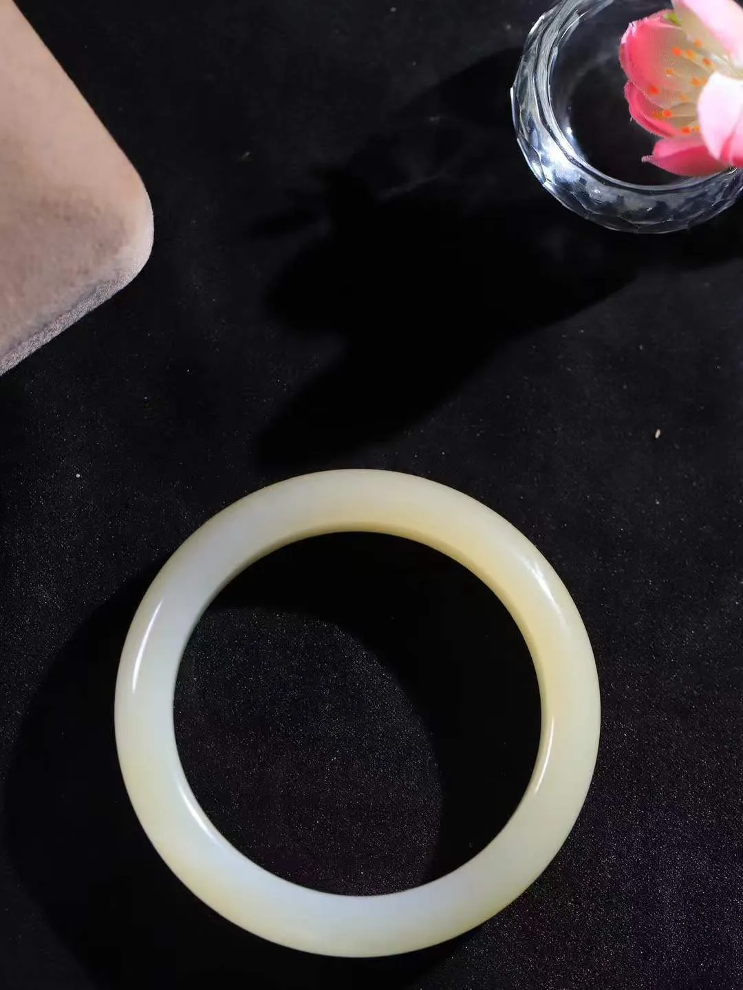 （一见钟情.手镯）

精品️和田玉糖白玉手镯，玉质温和莹润，精光内蕴，手感舒适。整器简约，打磨光洁，让人爱不释手，料美艺精，萦绕于手，尽显高贵之姿。重49.5克 内径52.5mm尺寸12.6-8.3mm   FDA-101101073