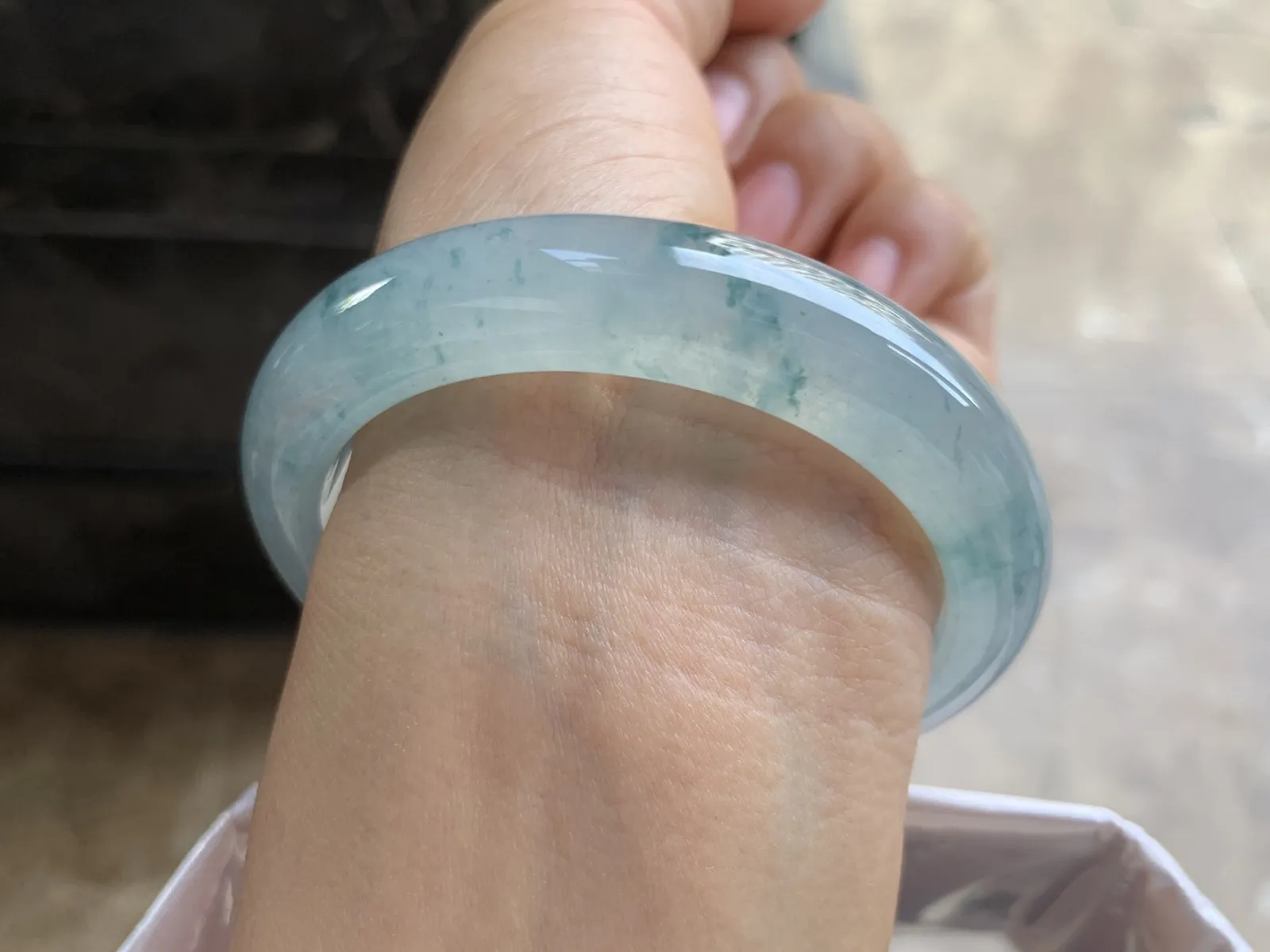 54.5-12.3-8.3mm
冰种飘花手镯 水润光泽 碎花点缀 上手漂亮