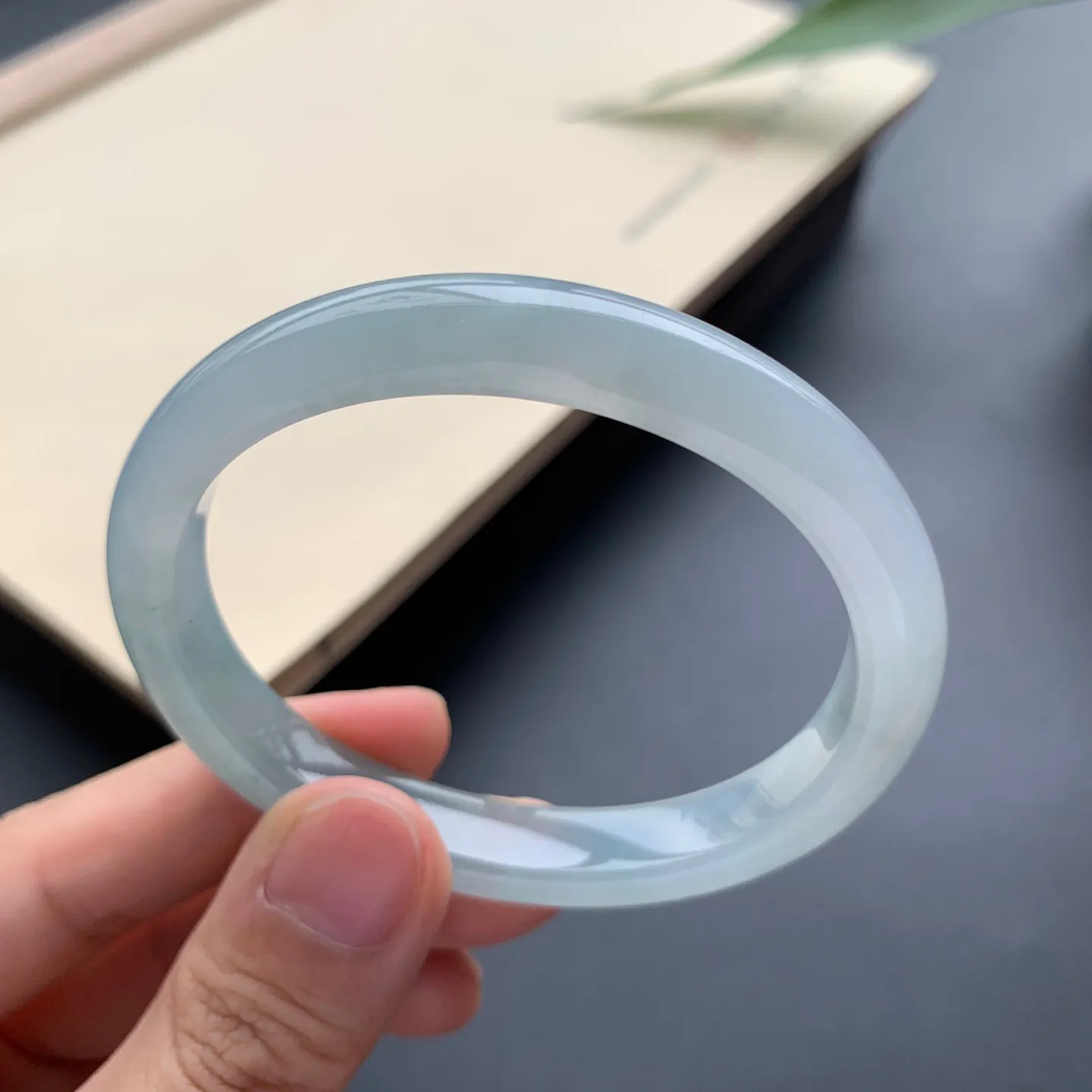 52圈口冰油贵妃手镯 尺寸：52-45.2-9-6.5，无纹裂，水润起胶，细腻光滑