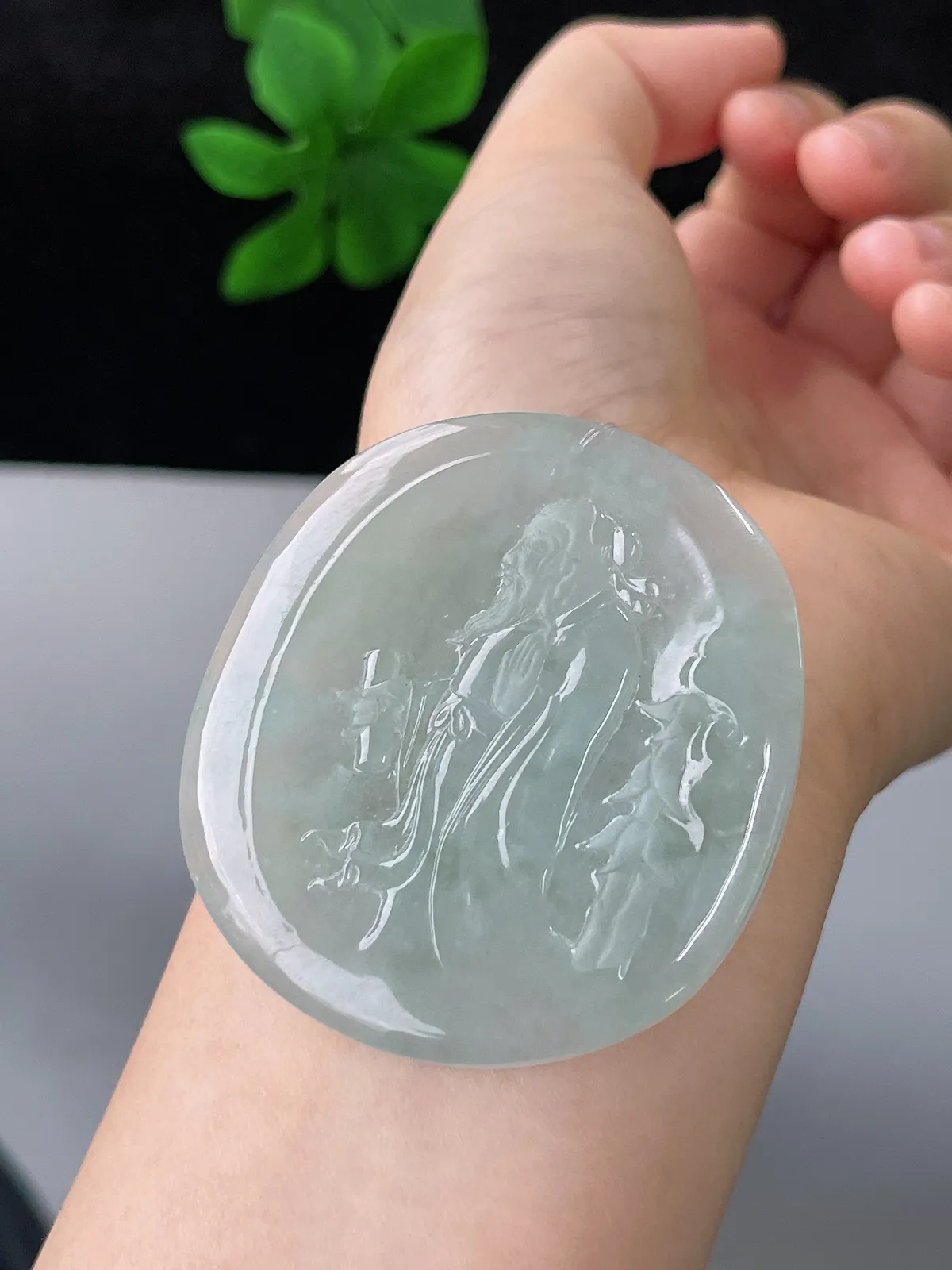 翡翠冰糯种淡绿色吊坠