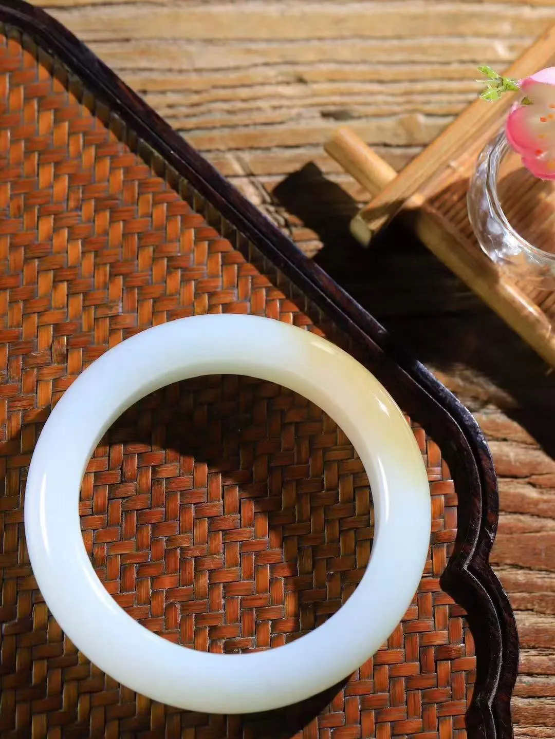 [温润如玉.手镯]

收藏级臻品和田玉糖白玉手镯。玉质温润细腻 油性十足 手感舒适，高华雅逸，线条流畅，简约大气，美自天成，素雅高贵。佩戴于腕间，婉约之美，举手投足间透出那份低调奢华。重99克 内径60.5mm尺寸16.3-11-mm FDA-121101000