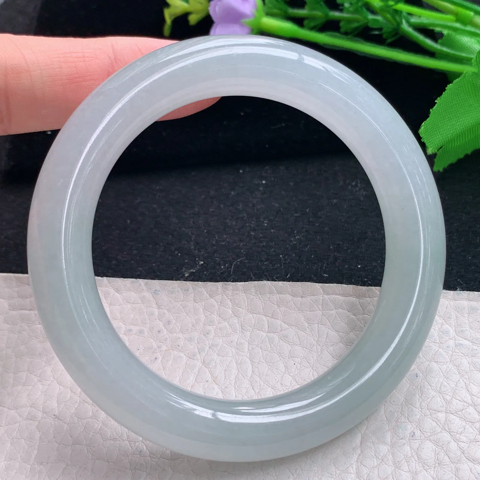 r自然光57*11美人镯 缅甸翡翠a货冰纯浅绿圆条玉手镯 玉手环