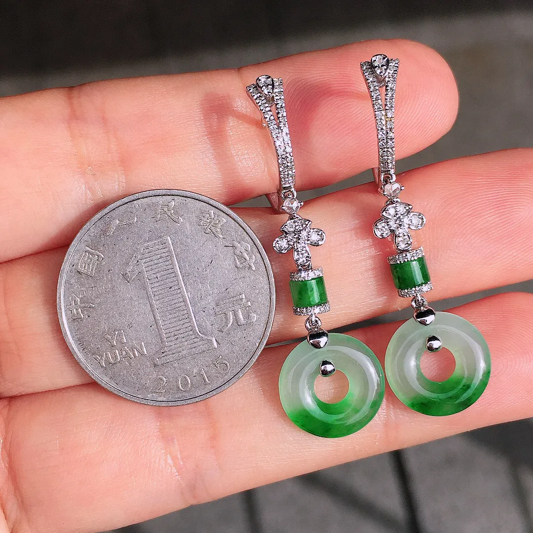 飘绿平安扣耳坠，色泽艳丽，玉质细腻，荧光感超
强，饱满圆润，尽显优雅气质，18k
金豪华镶嵌