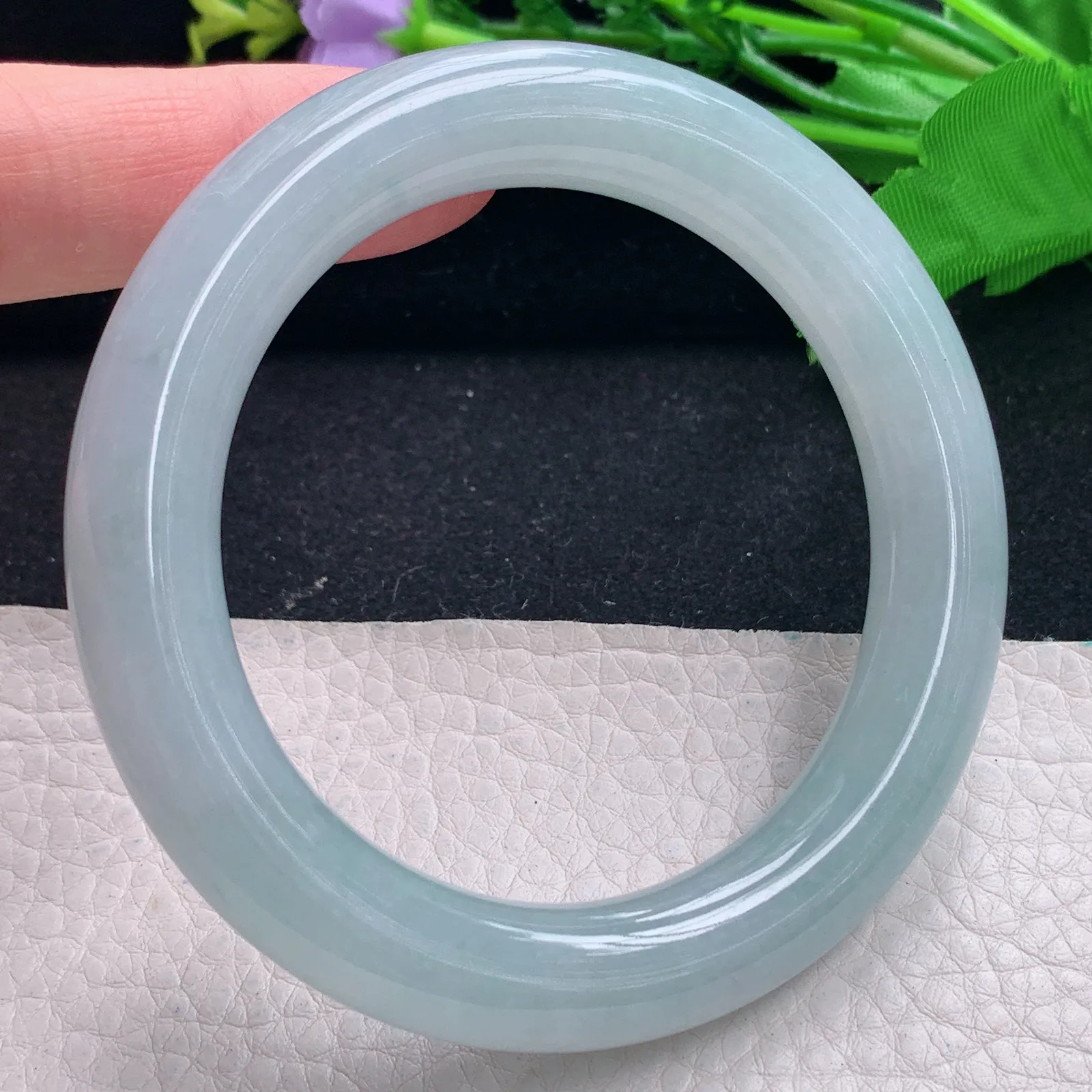 r自然光57*11美人镯 缅甸翡翠a货冰晴绿圆条玉手镯 玉手环