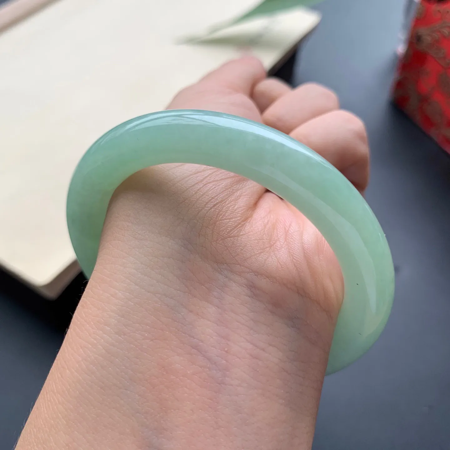 53圈口满色圆条手镯 尺寸：53-9.3-9，无纹裂，细腻光滑，色泽均匀