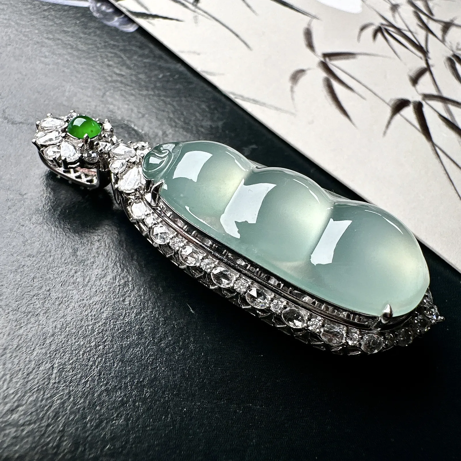 【冰种福豆吊坠】老坑雪花棉，种地上乘，冰感十足，通透起光，饱满圆润，收藏品质，18k金钻镶嵌，裸石尺寸34.7*16*6.3毫米