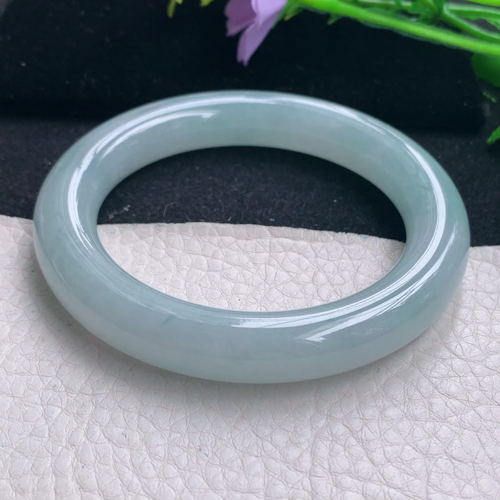 r自然光57*11美人镯 缅甸翡翠a货冰晴绿圆条玉手镯 玉手环