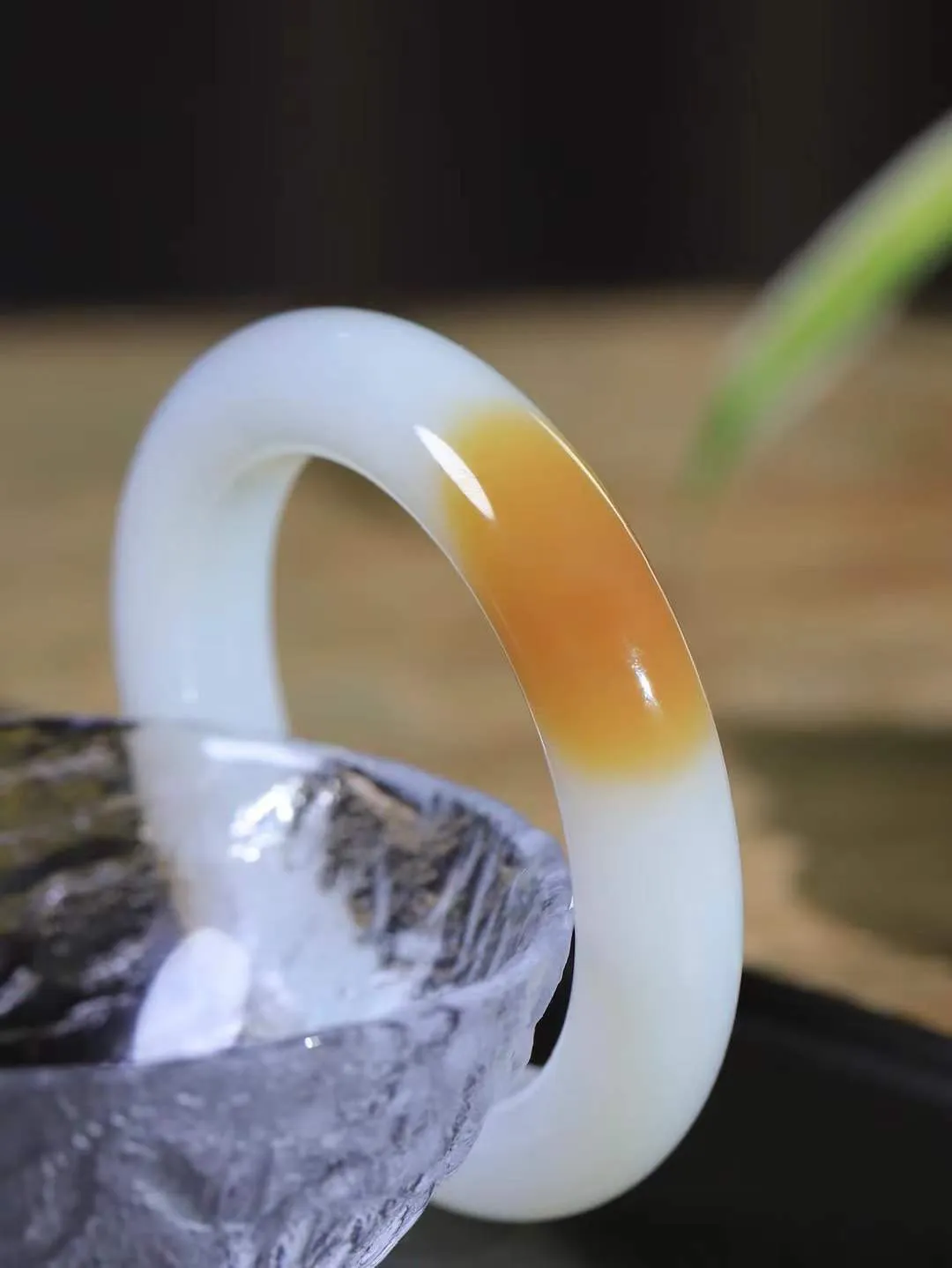 【婉约佳人.手镯】

典藏级臻品️和田玉糖白玉手镯 玉质温润细腻 油性十足 手感舒适，高华雅逸，线条流畅，简约大气，美自天成，素雅高贵。佩戴于腕间，婉约之美，举手投足间透出那份低调奢华。重75.5克 内径55mm  尺寸13.7-10.8mm   FDA-691101031