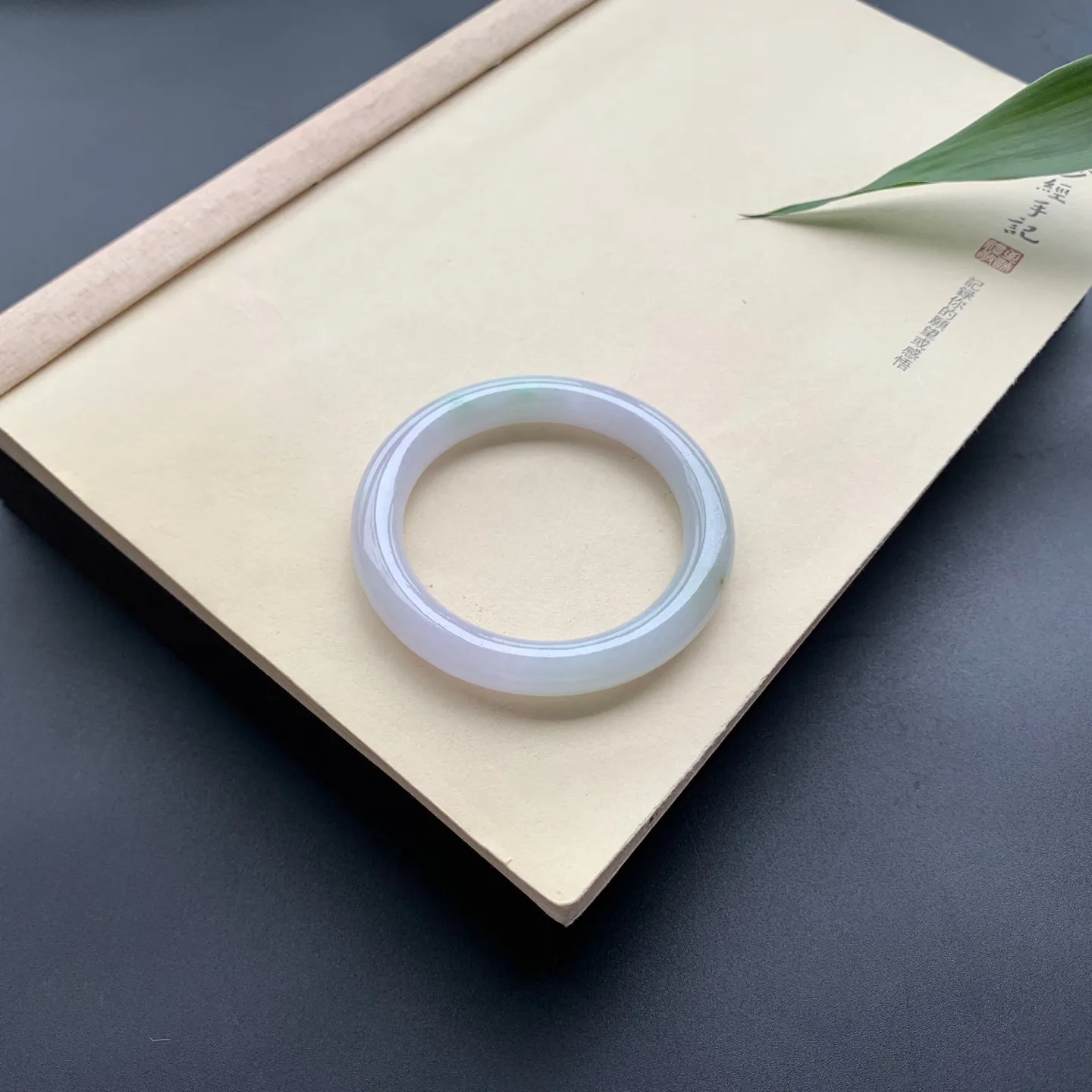 53.8圈口飘绿圆条手镯 尺寸：53.8-9.6，无纹裂，细腻光滑，条形饱满