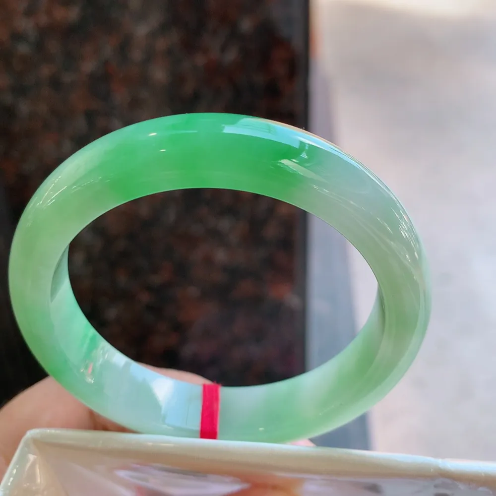 正圈冰糯阳绿 无瑕 尺寸:54.2/12.3/8.1 色好