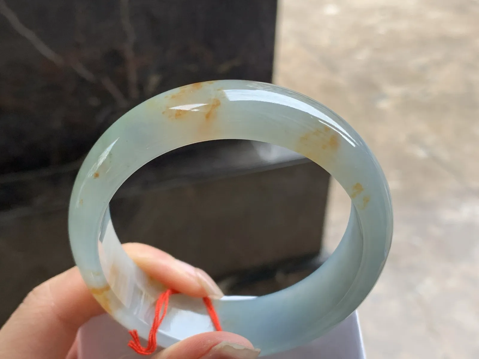 57.5-18-8

红翡宽版手镯^_^玉质温润 细腻