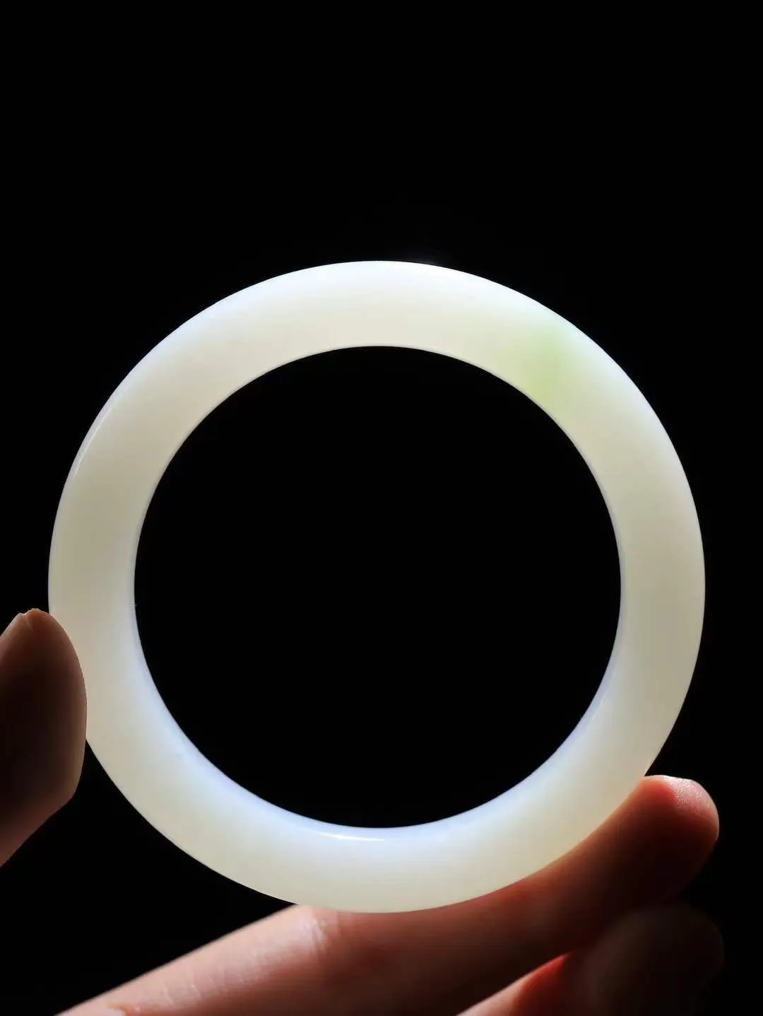 （柔情似水.手镯）

收藏级臻品和田玉白玉飘翠手镯，玉质温润细腻，镯型饱满圆润，优雅知性，姽婳于幽静兮，又婆娑乎人间，经典款型，古朴典雅。极具灵性，腕间风情，风姿卓越。 
重53克   尺寸55.5-11.2-9.7mm    FDL-361101026