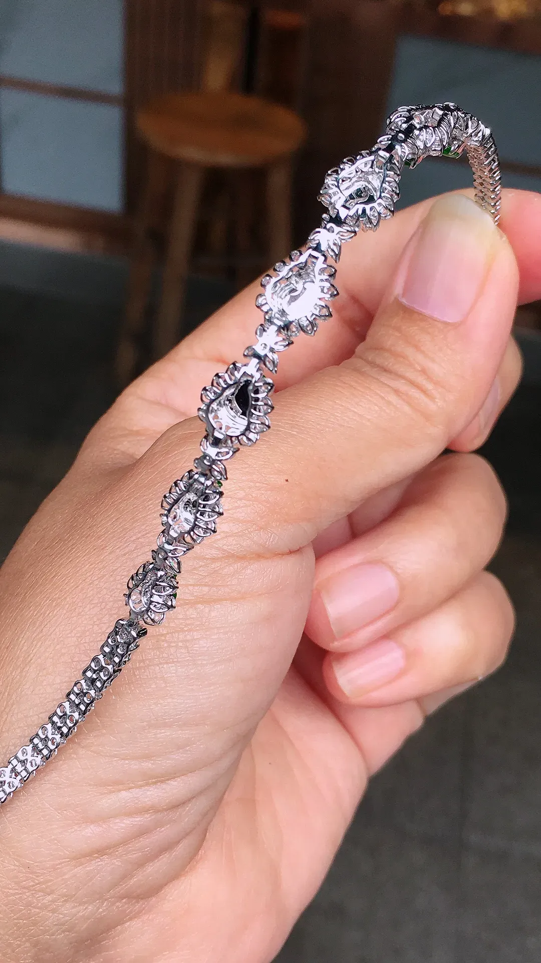 阳绿葫芦手链，色泽均匀艳丽，玉质细腻，荧光感超
强，饱满圆润，尽显优雅气质，18k
金豪华镶嵌