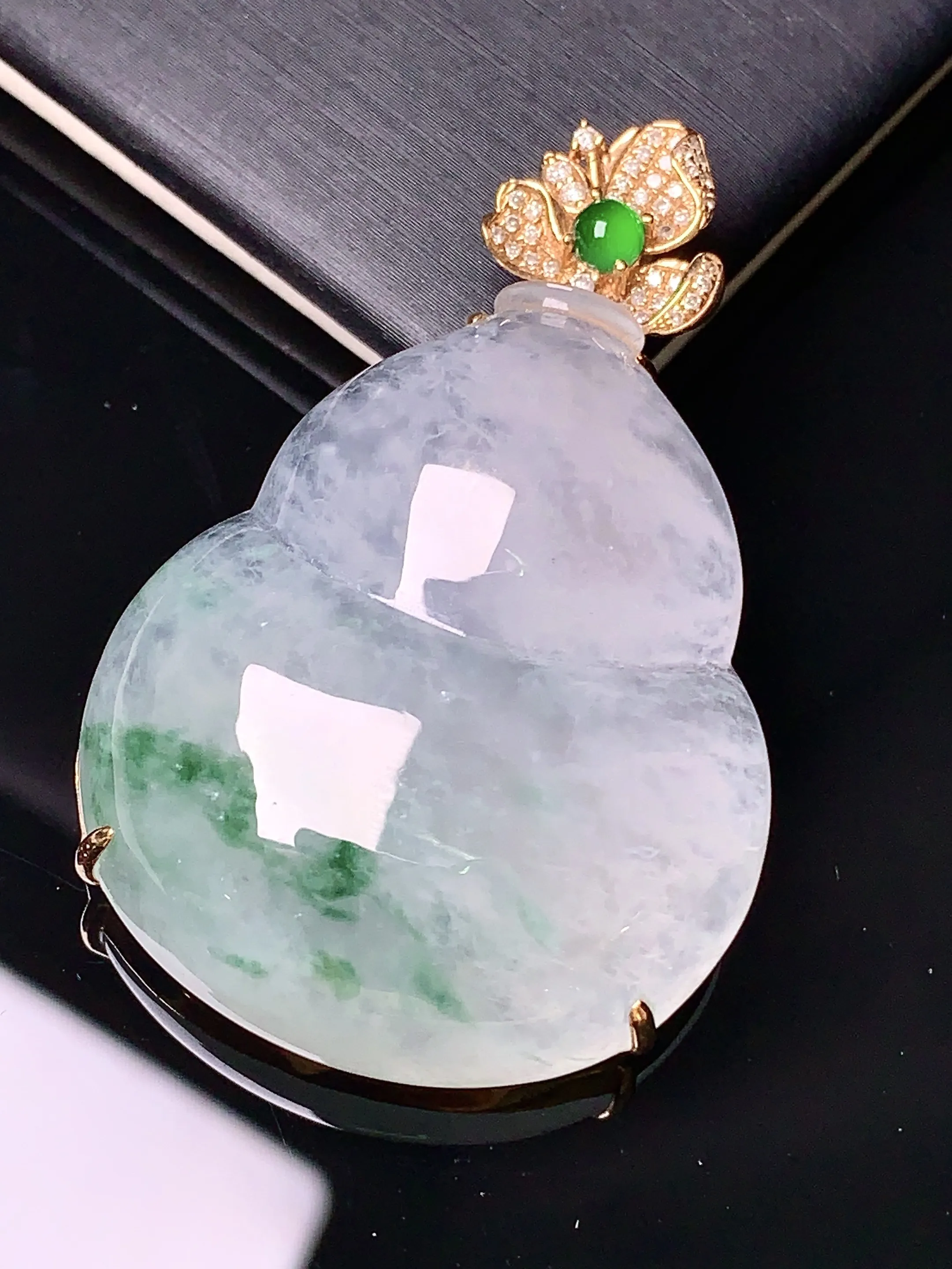 18k金钻镶嵌飘绿葫芦吊坠 玉质细腻 色泽清新艳丽 整体尺寸45.5*29.8*9.6