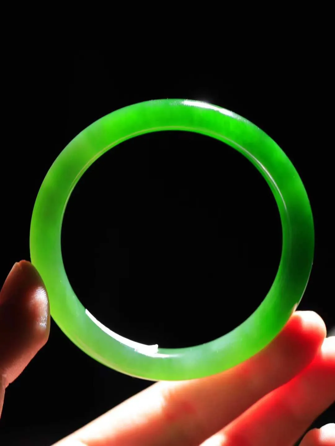 【温润如心.镯】

收藏级️和田玉碧玉手镯，精选上等碧玉料，色泽清透，质地细腻。佩戴它，感受千年玉文化的温润与优雅，愿它为您带来平安与幸福。重48.8克  尺寸58-11.8-7.8mm  101101011A