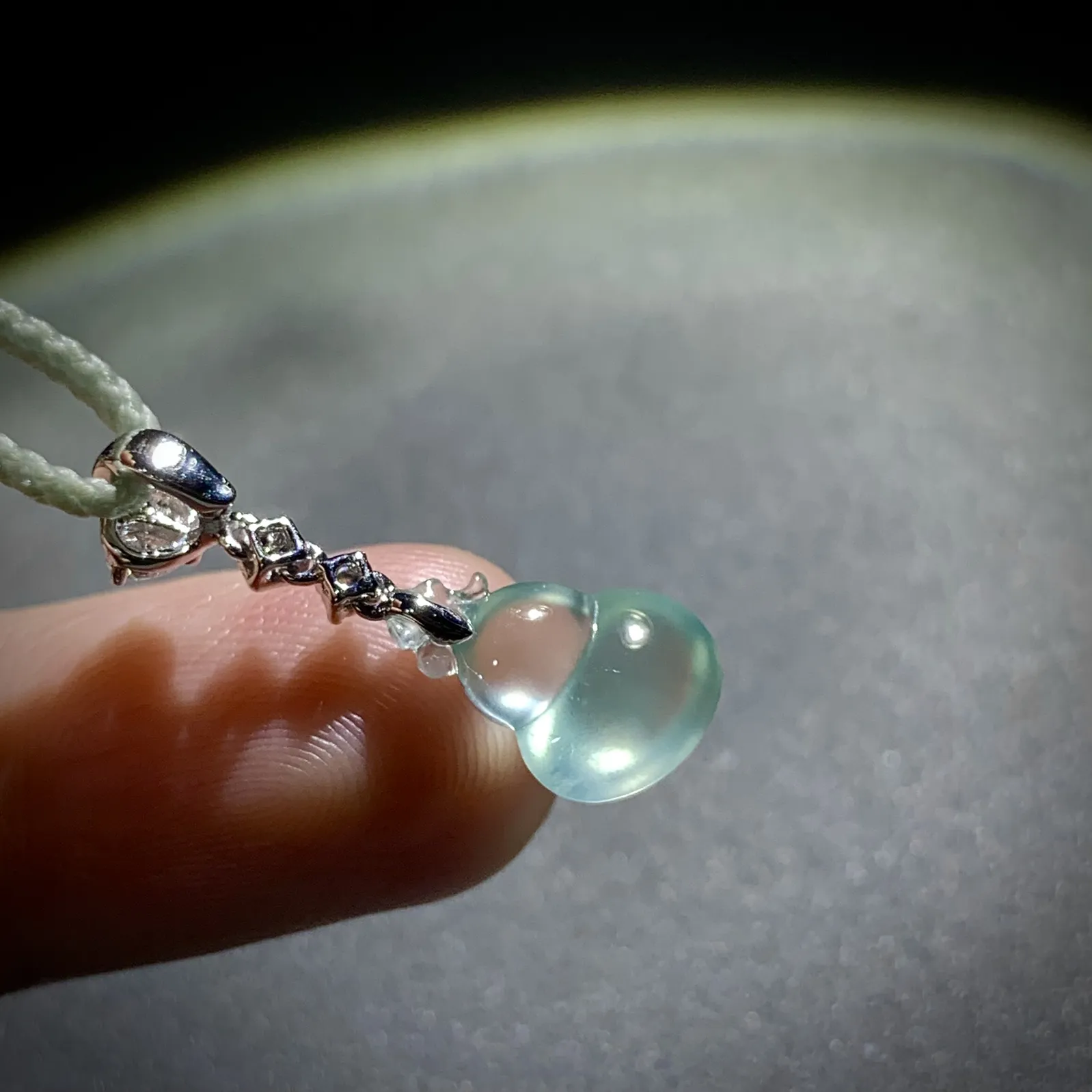 葫芦，25-裸石约12.8-8.5-5mm，
18K金，南非钻，