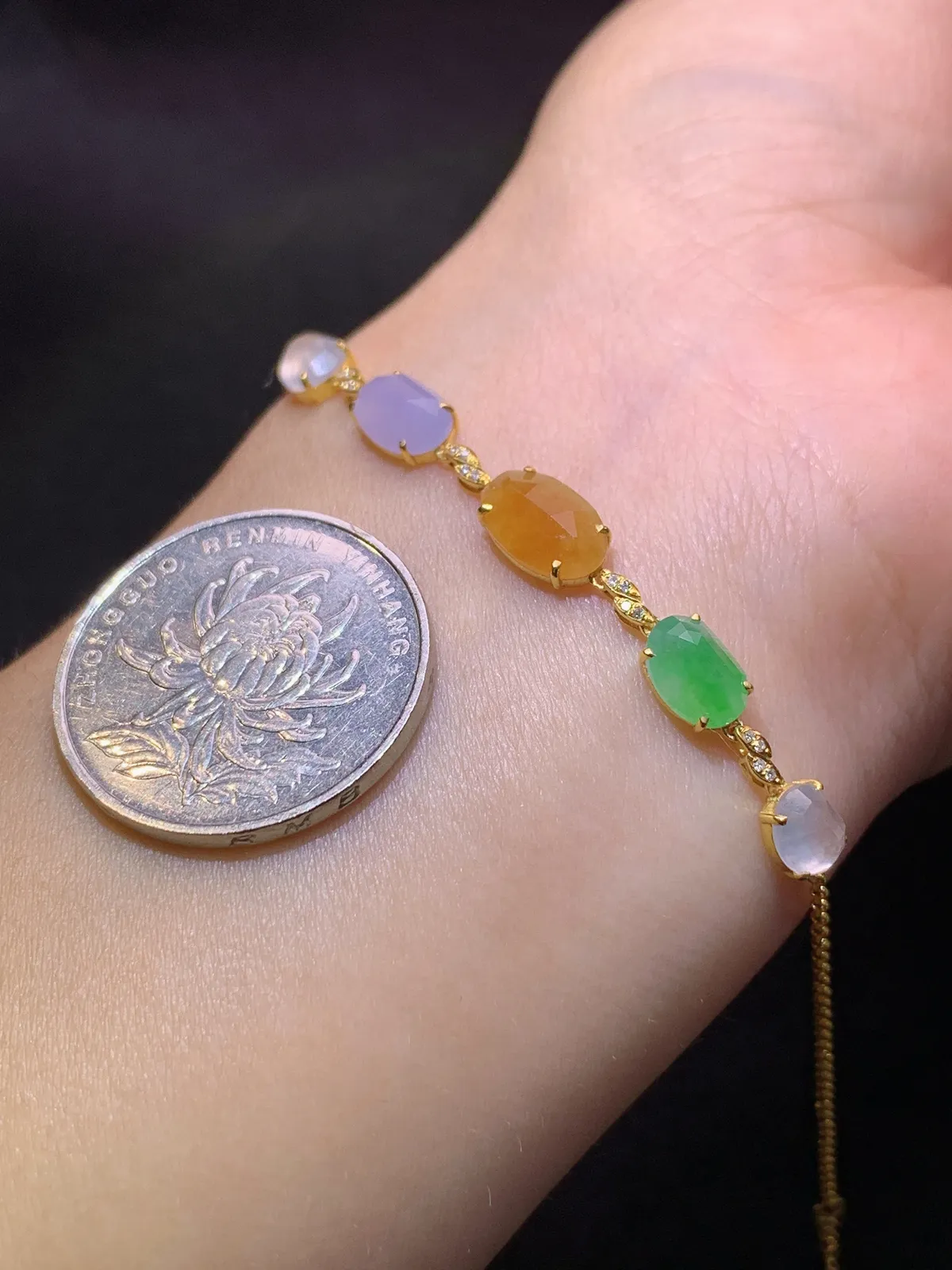 冰种多彩蛋面手链，18k金镶嵌，款式精美，冰润色阳，种水足 尺寸9.6*5.9*2.5