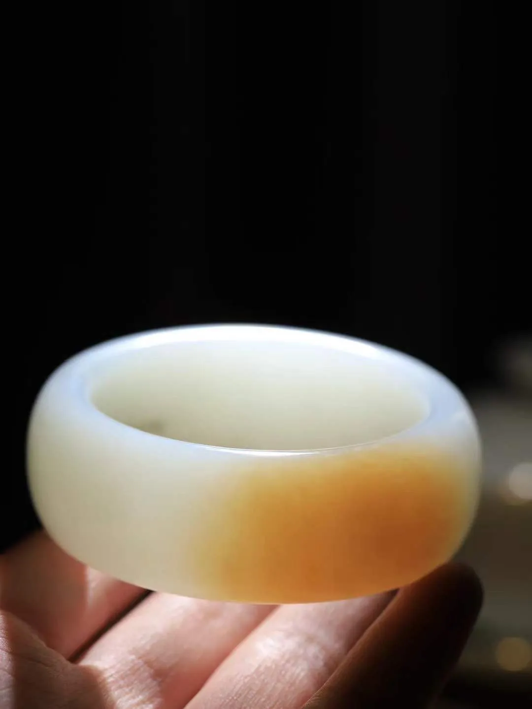 【暖玉生香·手镯】

收藏传家级臻品️️和田玉糖白玉手镯，质地油润细腻，色泽高贵典雅，镯型古朴典雅。在诗情画意的雨巷相遇，你是我腕间的一抹风情，有你眸有深情，清风荡漾湖间静水，我愿俯身低眉，在烟波涟漪处，寻你深情倩影。内径56mm 尺寸25.5-10.8mm 重144.2克451101032A