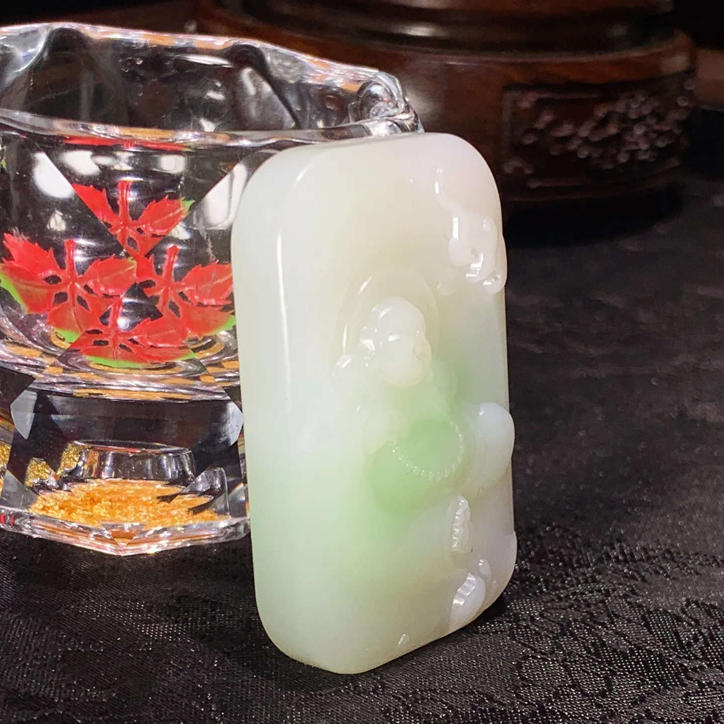 和田玉白玉羊脂白翠青佛引福来挂件。尺寸50/32/12重40.5克。白度一级。无裂无杂玉质细腻油润。手推出油。佩戴高端典雅。lt251111