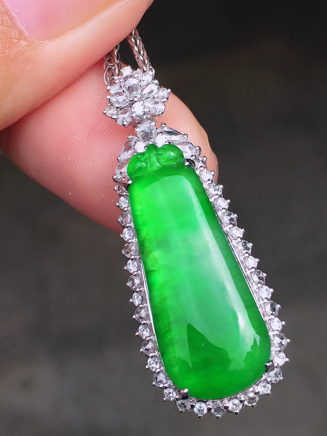 阳绿福瓜吊坠，色泽均匀艳丽，玉质细腻，荧光感超
强，饱满圆润，尽显优雅气质，18k
金豪华镶嵌