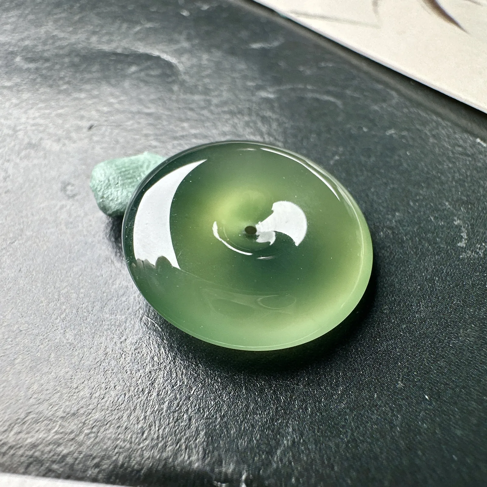 【冰种橄榄绿平安扣】质地细腻，品质很好，冰感十足，胶感明显，收藏品质。