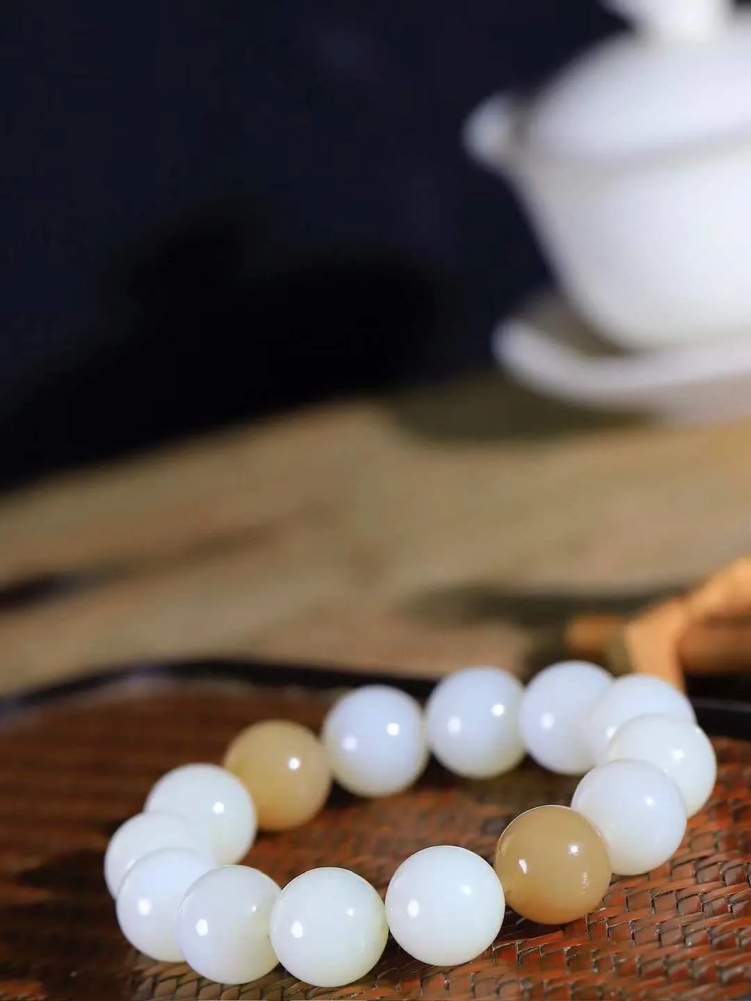 【珠圆玉润.手串】

精品和田玉糖白玉珠圆玉润手串 玉质温润细腻  整串打磨圆润，佩戴舒适。珠珠落玉