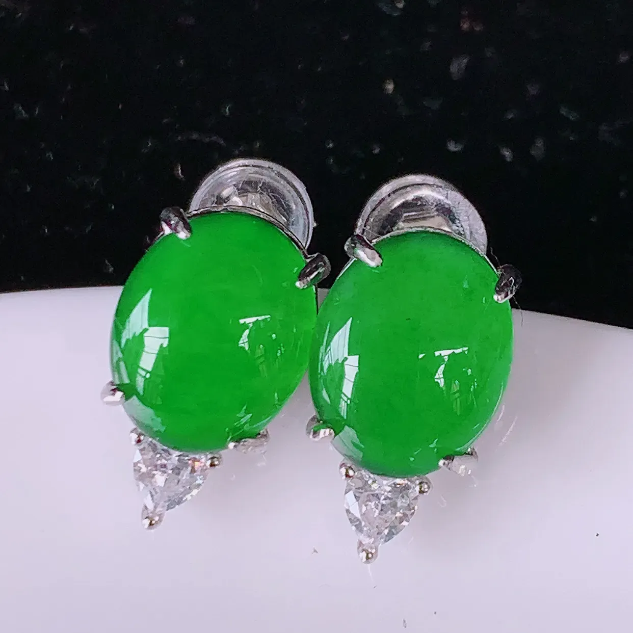 冰透满绿翡翠925银镶嵌耳钉，自然光实拍，翠色灵动，颜色漂亮，种老水足，品相佳，佩戴佳品！#97.10整体18*13.5*8裸石10-8