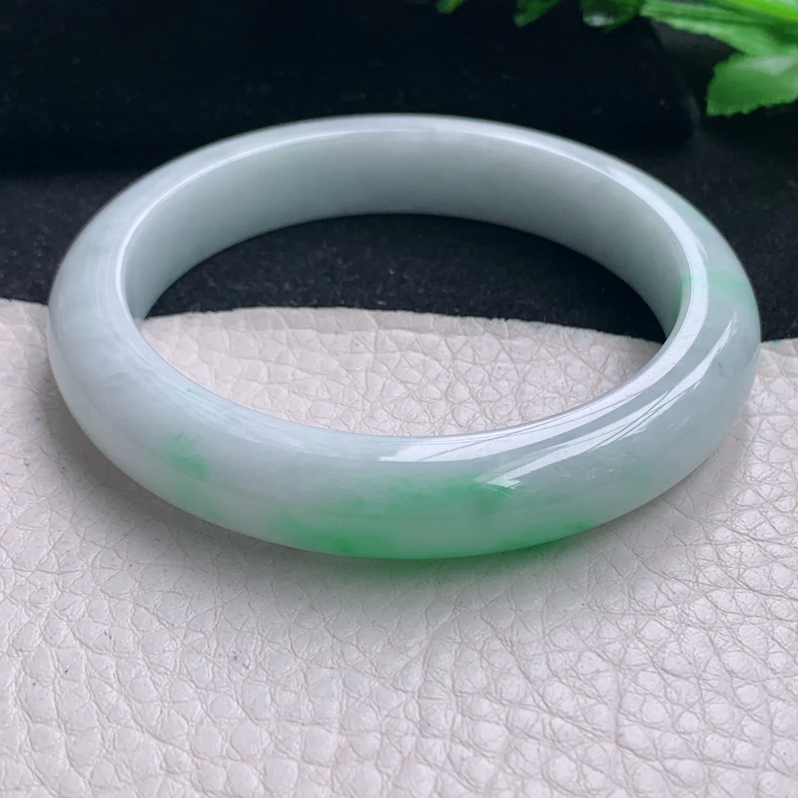 qn自然光58*11.9*8.5平安镯 缅甸翡翠a货飘绿宽边玉手镯 玉手环