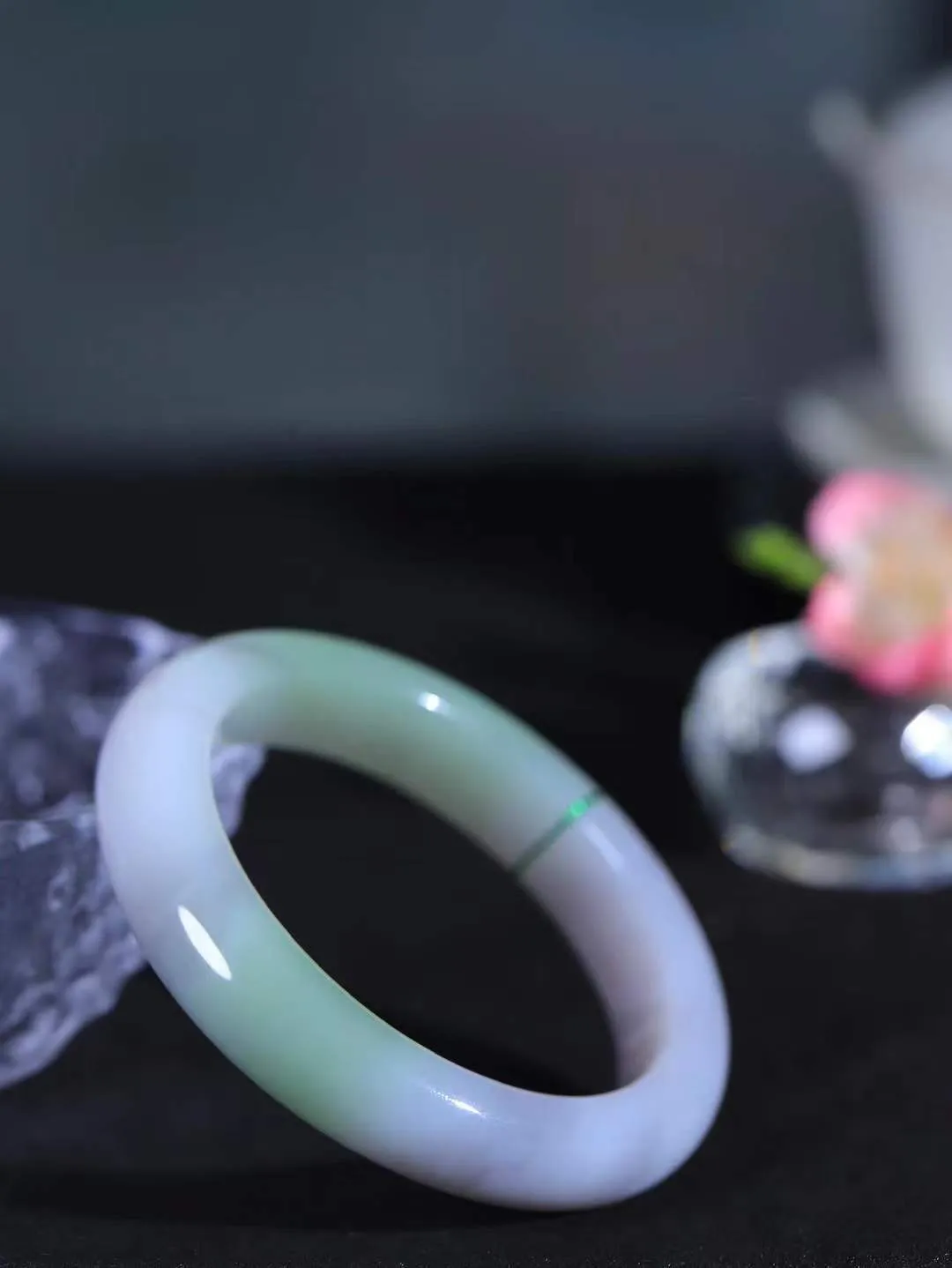 【花样年华·手镯】

精品️和田玉烟紫翠青双色手镯，质地油润细腻，色泽高贵典雅，镯型古朴典雅。在诗情画意的雨巷相遇，你是我腕间的一抹风情，有你眸有深情，清风荡漾湖间静水，我愿俯身低眉，在烟波涟漪处，寻你深情倩影。重49克  尺寸52-11.7-8.5mm   751101054A